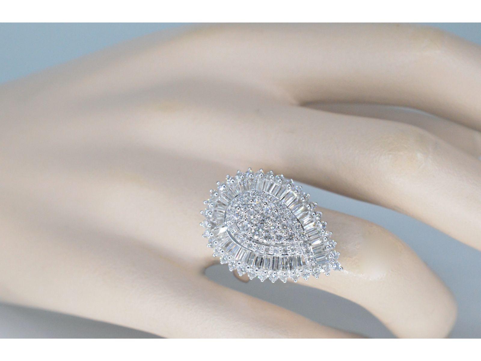 Il s'agit d'une bague en or 14 carats présentant une combinaison de diamants de taille brillant et de taille baguette. Le poids total des diamants est de 2,75 carats, d'une couleur F-G et d'une pureté allant de SI à P. La qualité du meulage des