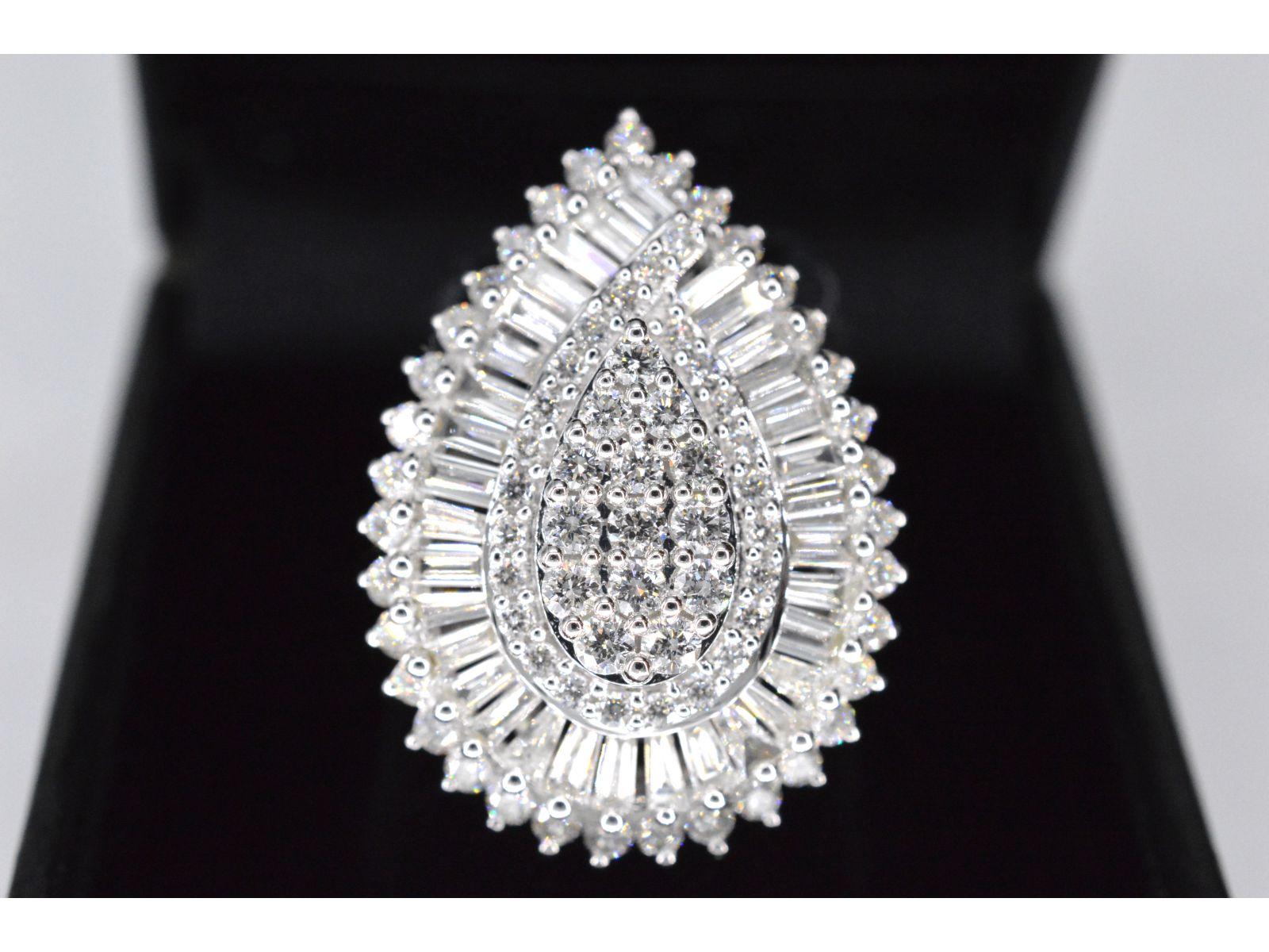 Taille brillant Bague entourage exclusive en or blanc en forme de goutte avec diamants en vente