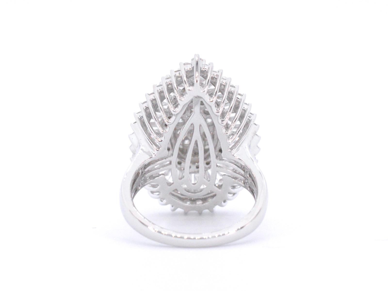 Bague entourage exclusive en or blanc en forme de goutte avec diamants Pour femmes en vente