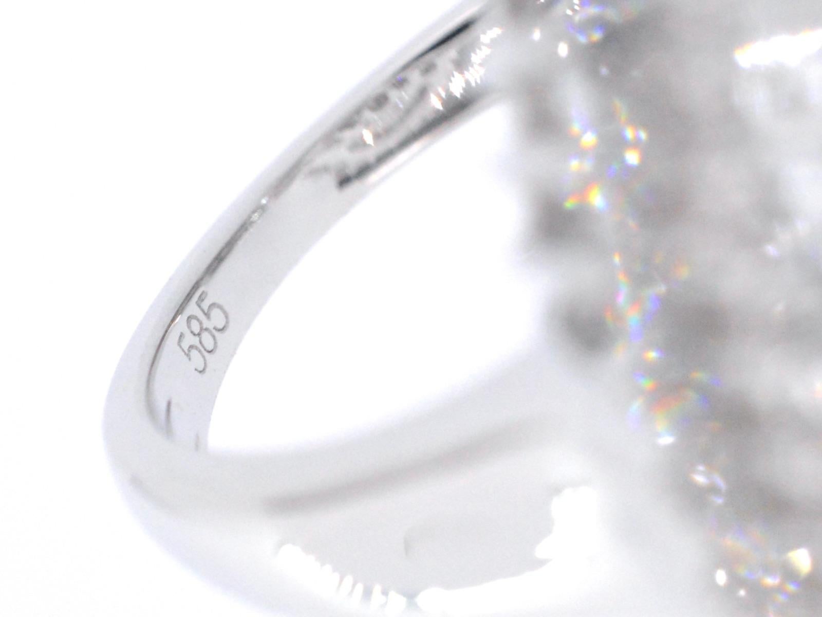 Esclusivo anello Entourage a forma di goccia in oro bianco con diamanti in vendita 1
