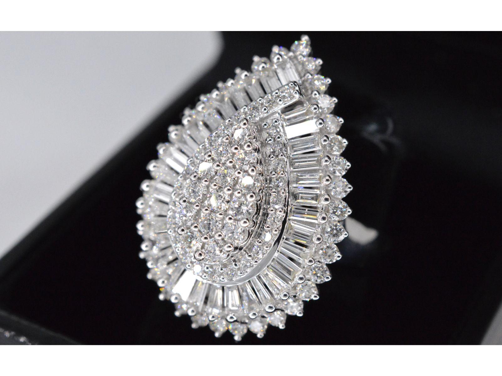 Exclusive White Gold Drop-Shaped Entourage Ring with Diamonds For Sale 2