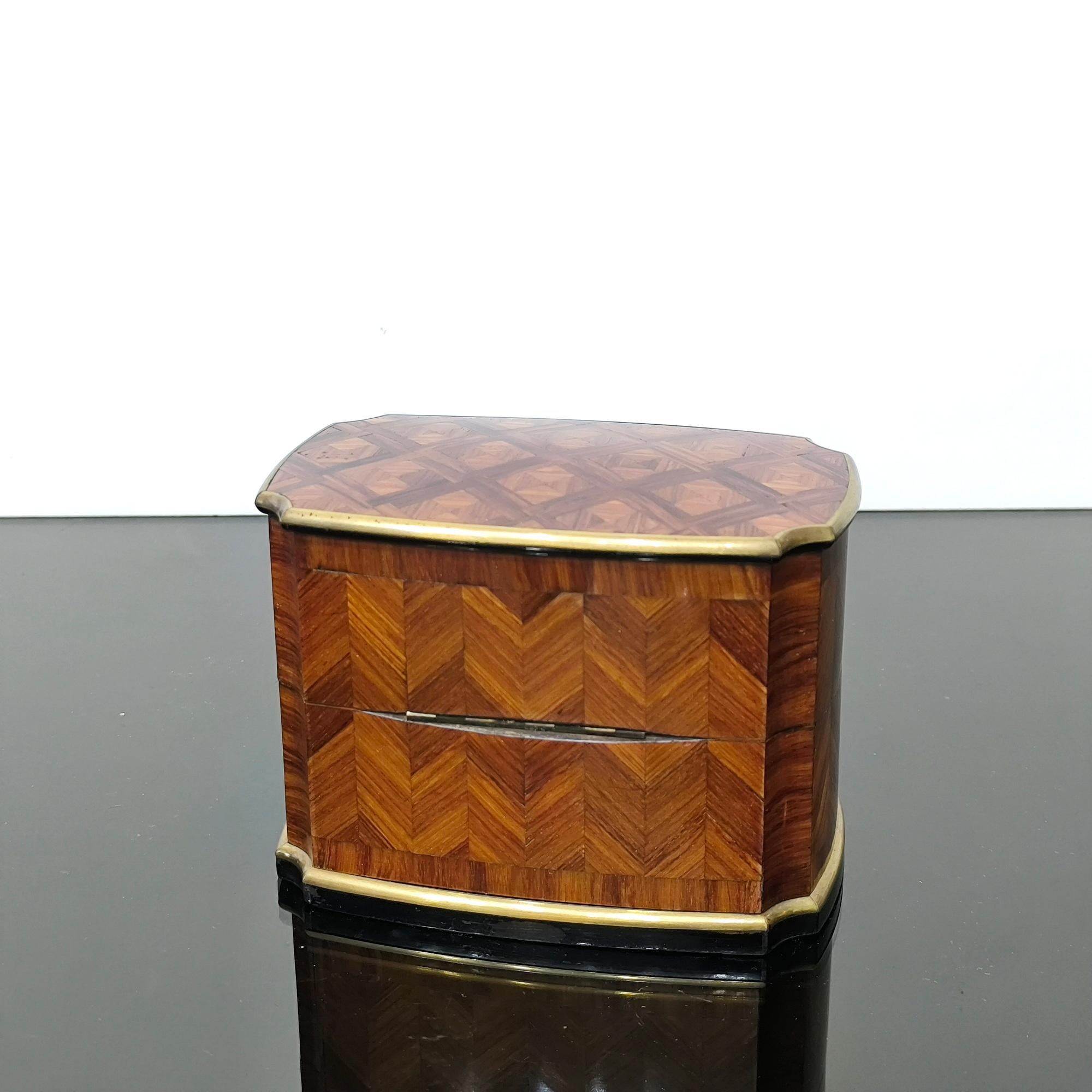 Museal Tahan-Paris Perfume Box, Herringbone Pattern Veneer and Crystal Bottles In Excellent Condition For Sale In Bochum, NRW