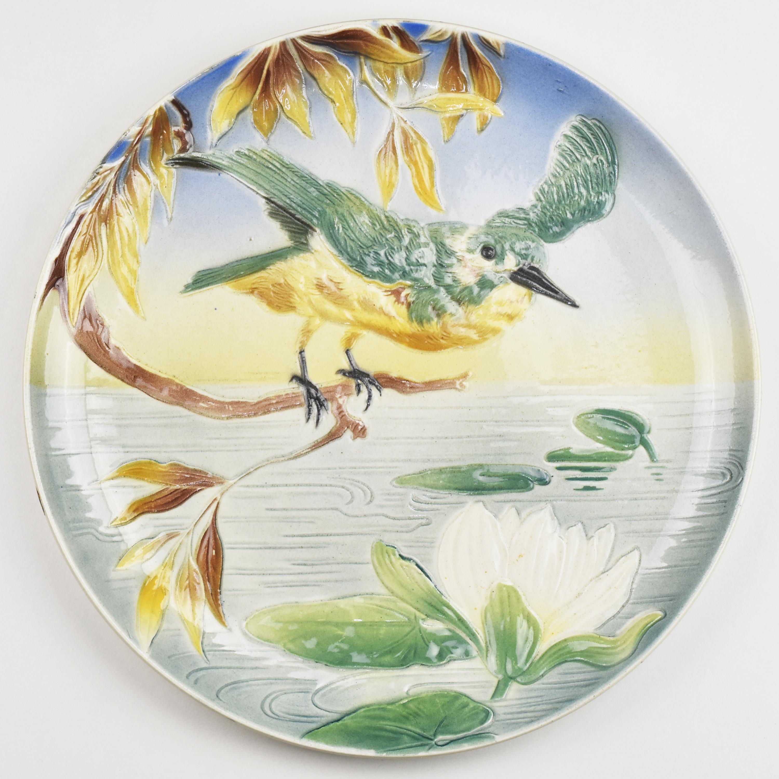 Smaltato Coppia di piatti da parete in maiolica antichi con motivo di uccello martin pescatore in vendita