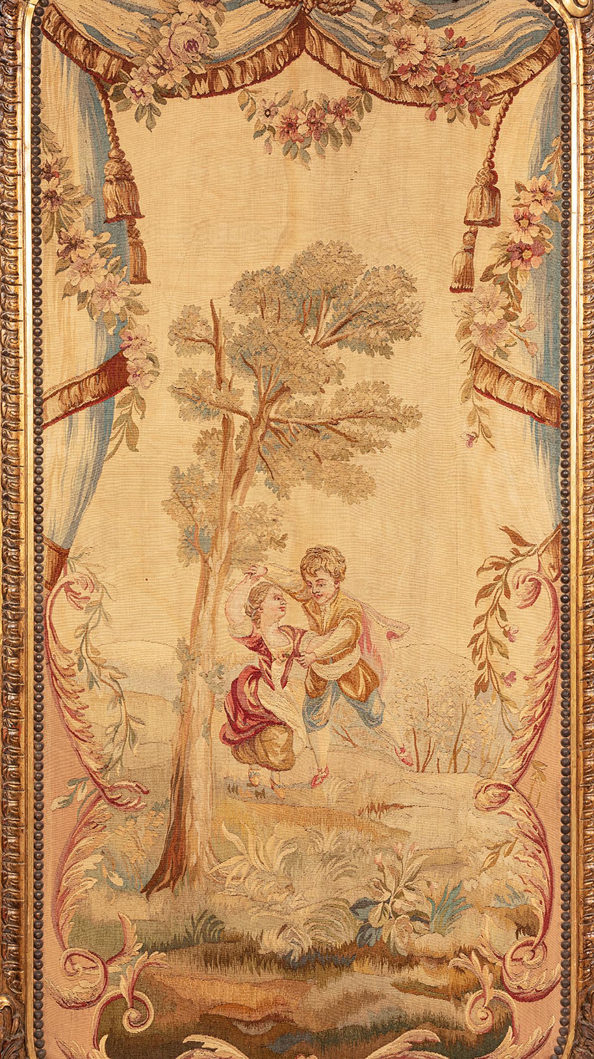 Paravento Napoleone III in legno dorato e arazzo, l'intaglio di questo paravento è magnifico. Tutte le foglie raffigurano una scena di giardino con coppie che ballano e rappresentano amore, gioia e felicità.
