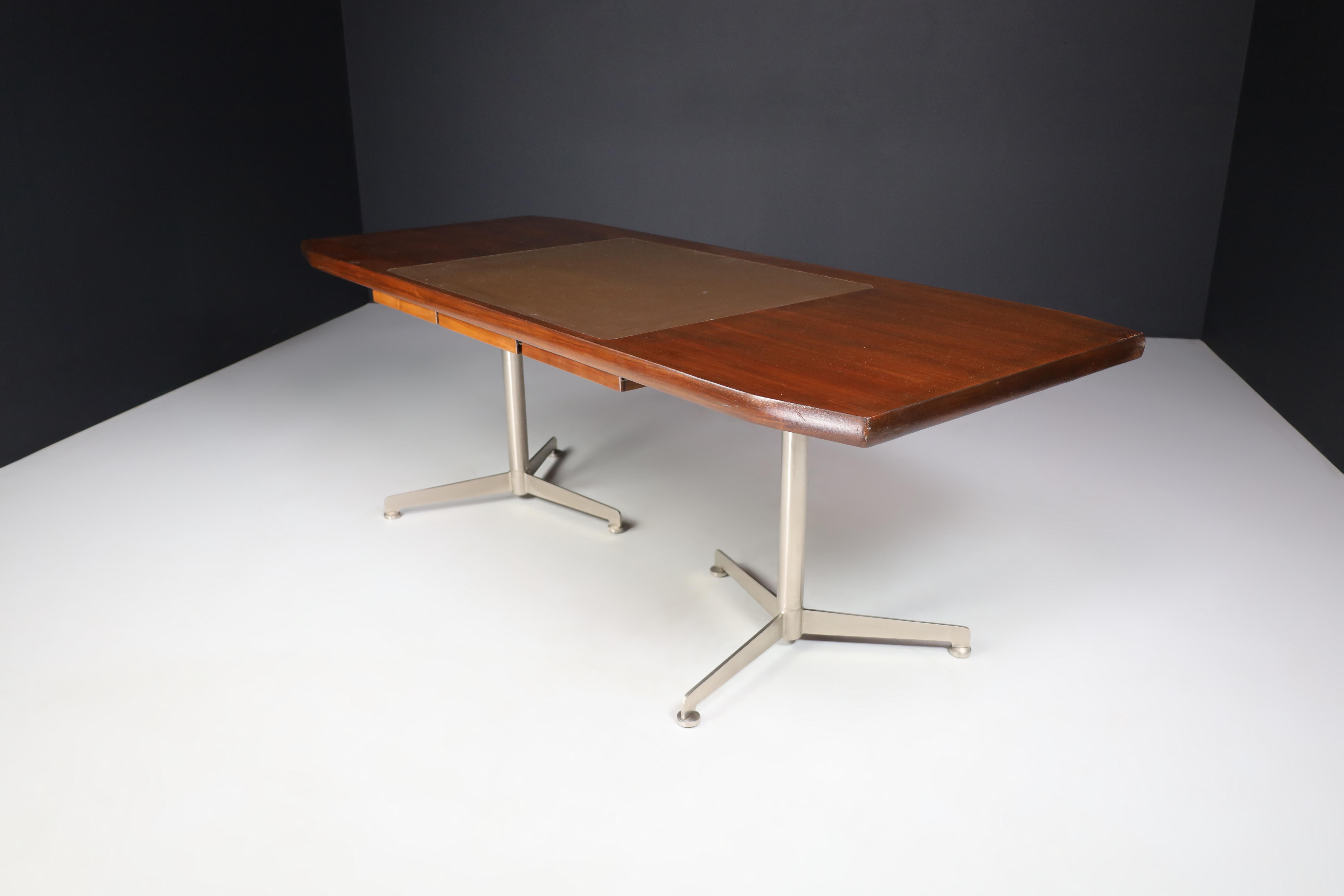 Executive desk by Osvado Borsani for Tecno, Italy, 1950s

This is an unlimited opportunity to own an original Osvaldo Borsani 1950's executive desk. It is made in a combination of walnut & padouk wood veneer with the original leather writing insert,