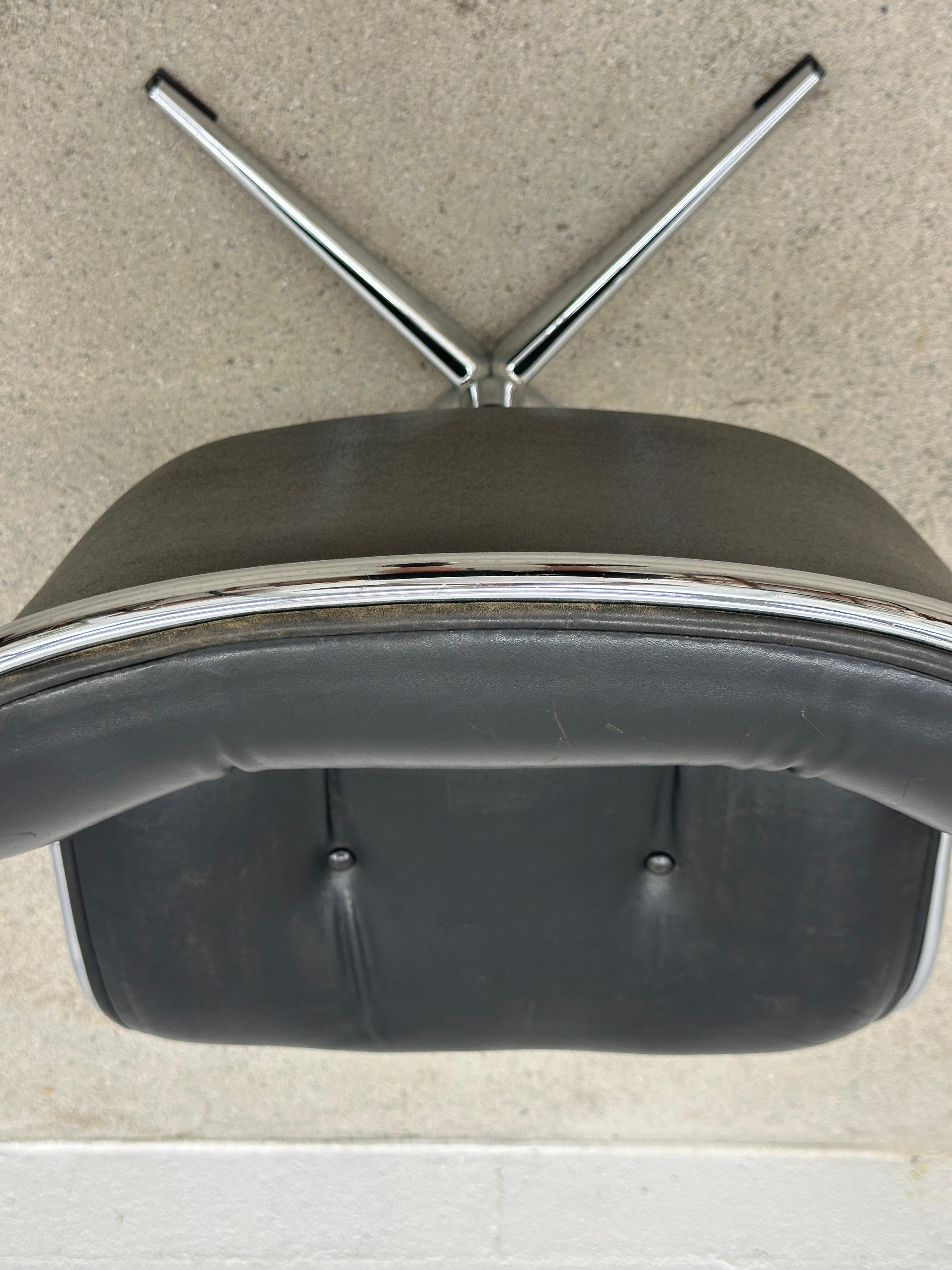 Executive Armchair by Charles Pollock for Knoll Black Leather & 4 Prong Base 60s For Sale 5