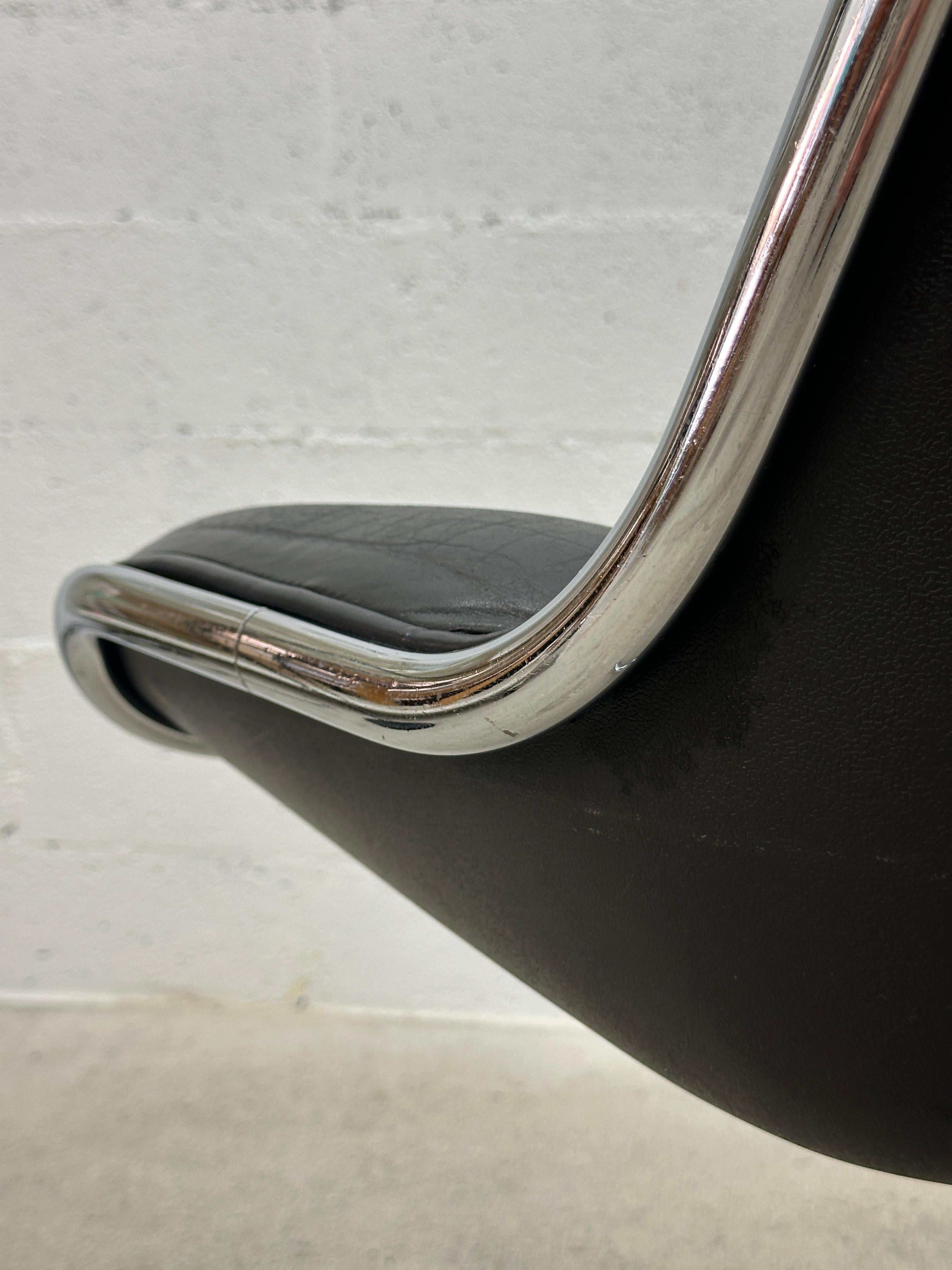 Executive Armchair by Charles Pollock for Knoll Black Leather & 4 Prong Base 60s For Sale 8