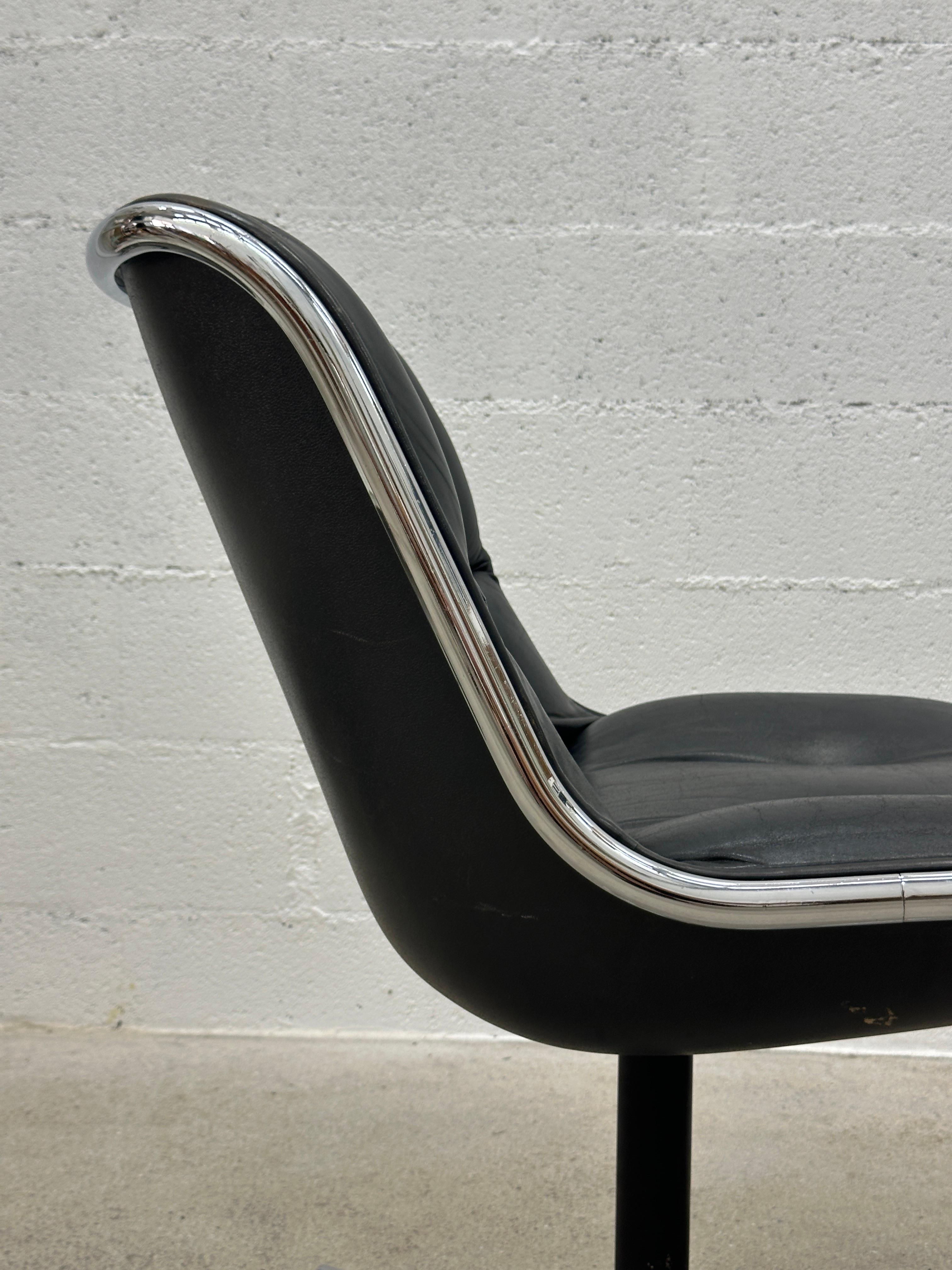 Executive Armchair by Charles Pollock for Knoll Black Leather & 4 Prong Base 60s In Good Condition For Sale In Genève, GE