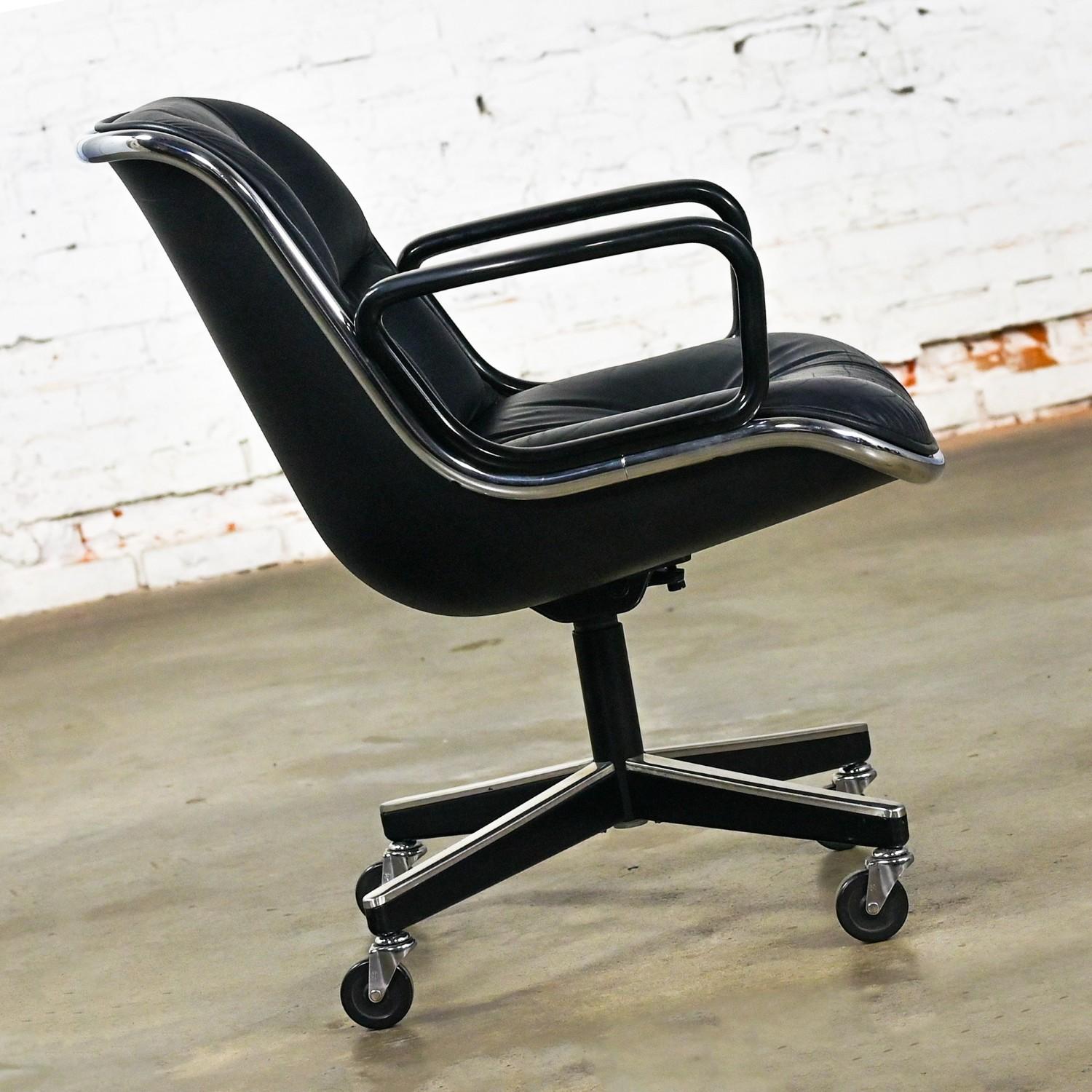 Poltrona direzionale di Charles Pollock per Knoll in pelle nera e con base a 4 punte in vendita 1