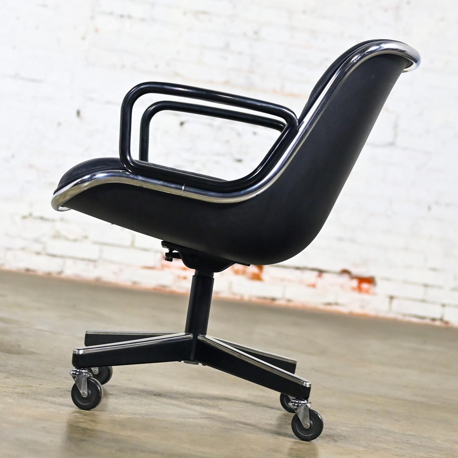 Poltrona direzionale di Charles Pollock per Knoll in pelle nera e con base a 4 punte in vendita 2
