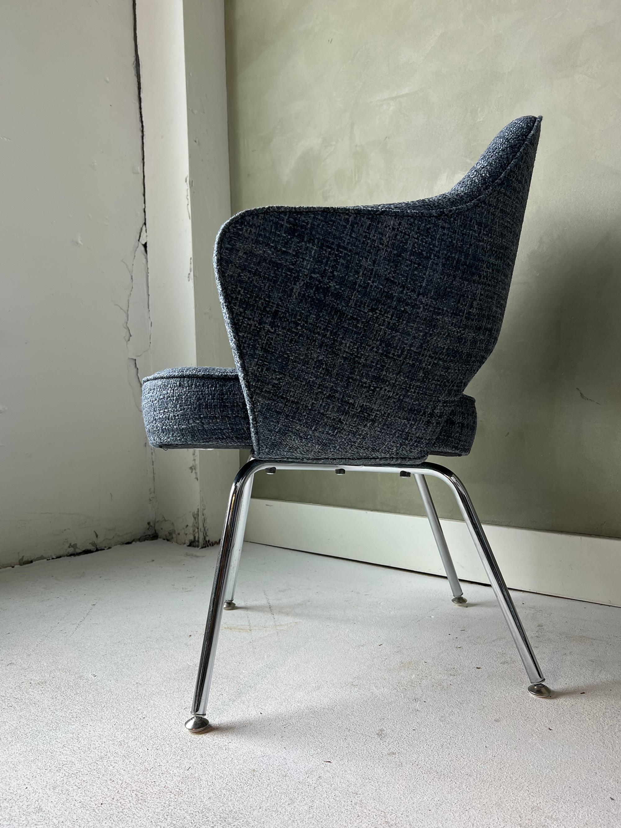 Ausgezeichneter Zustand Eero Saarinen Executive Armchair hergestellt von Knoll. Die Polsterung ist sauber und der Schaumstoff ist weich und einsatzbereit. 25 Verfügbar.