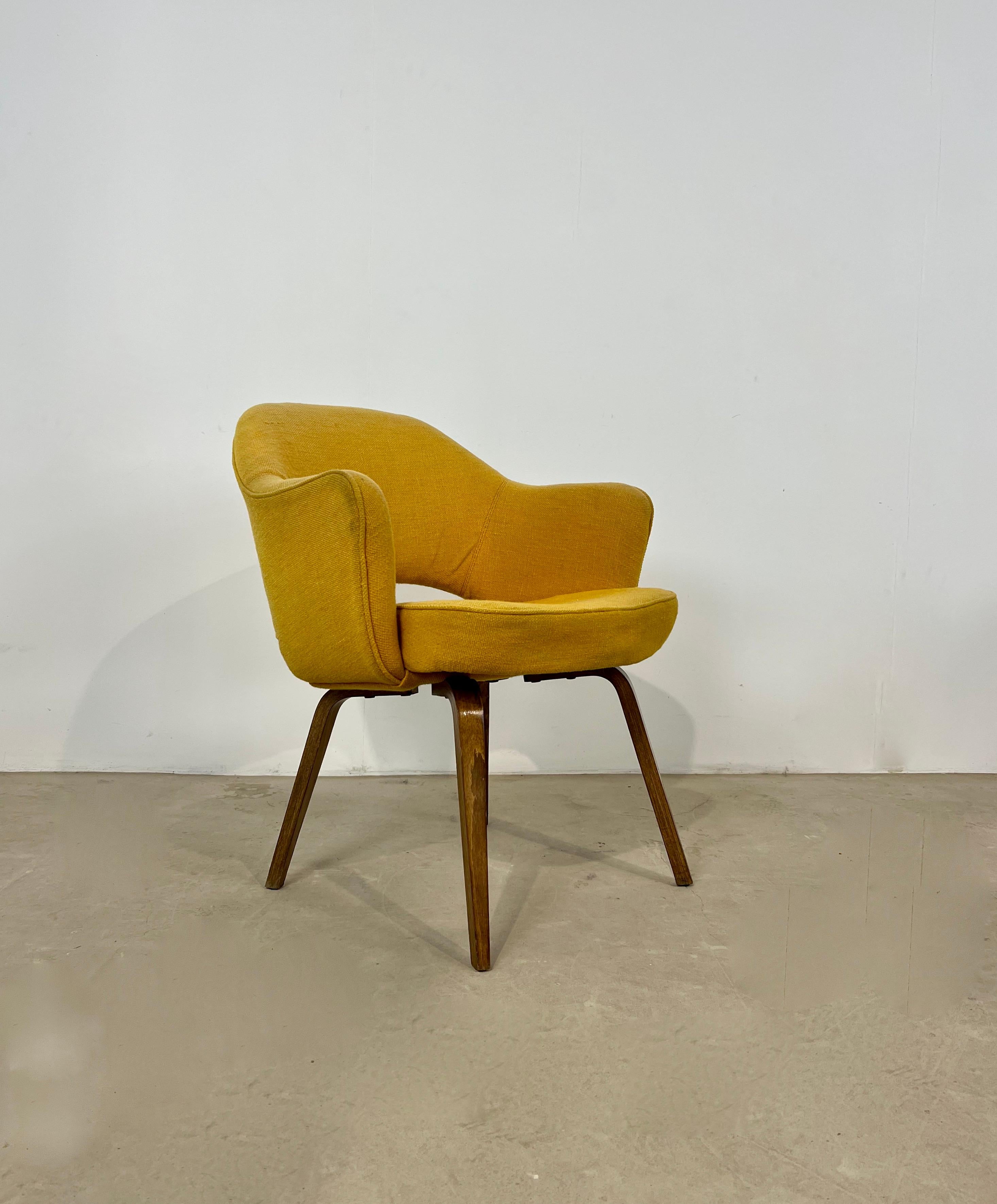 Sessel aus gelbem Stoff. Gestempelte Knoll. Abnutzung aufgrund von Zeit und Alter des Stuhls (siehe Foto) Sitzhöhe: 47cm.