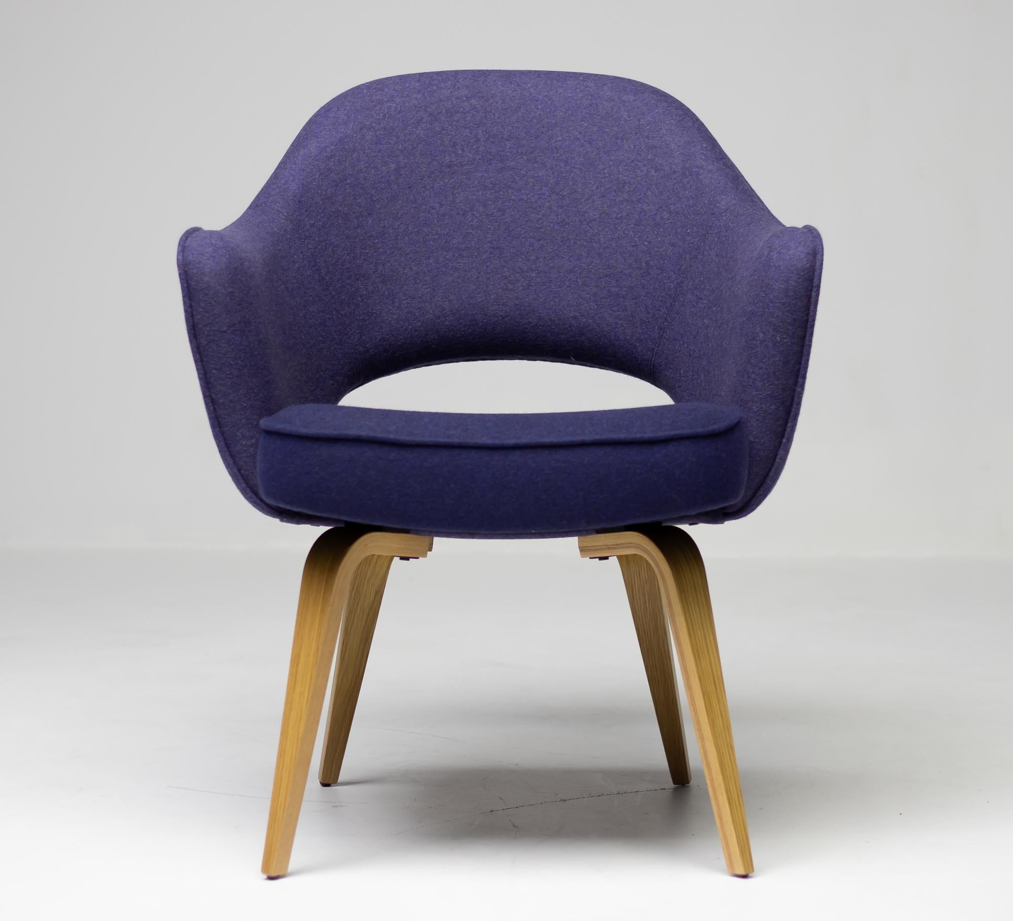 Executive armchair by Eero Saarinen with bent plywood legs, upholstered in 2-tone purple Kvadrat Divina Melange felt.
Marked with Knoll label at the bottom.