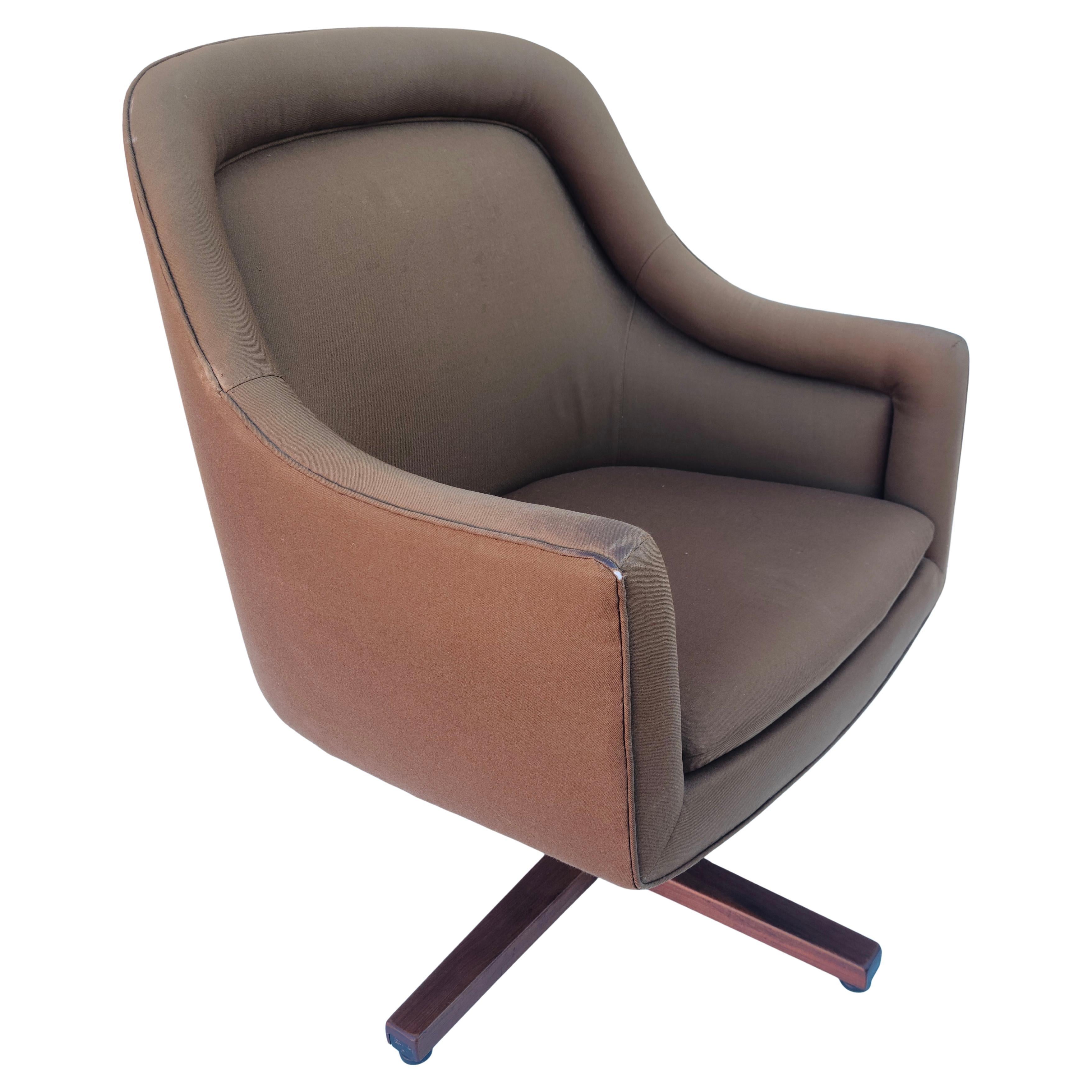 N'hésitez pas à nous contacter pour obtenir un devis d'expédition efficace.

Fauteuil de bureau de direction conçu par Jacob Epstein pour Cumberland.
Inclinable, pivotant, réglable en hauteur.
Les passepoils près des appuis palmaires sont effilochés.