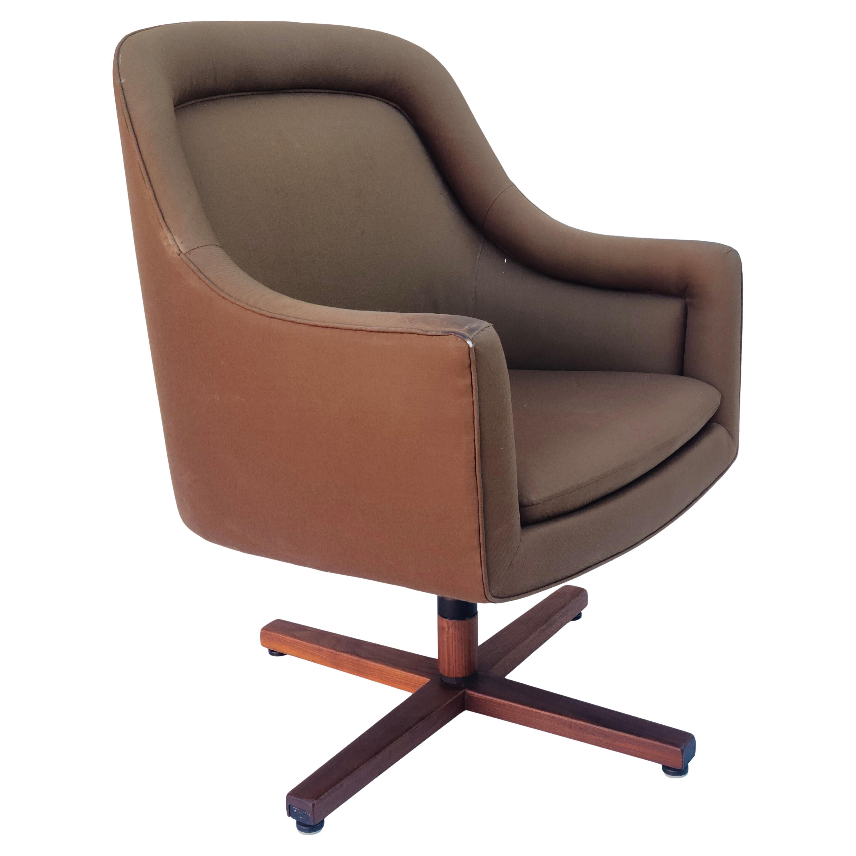 Milieu du XXe siècle Chaise de direction Cumberland conçue par Jacob Epstein en vente