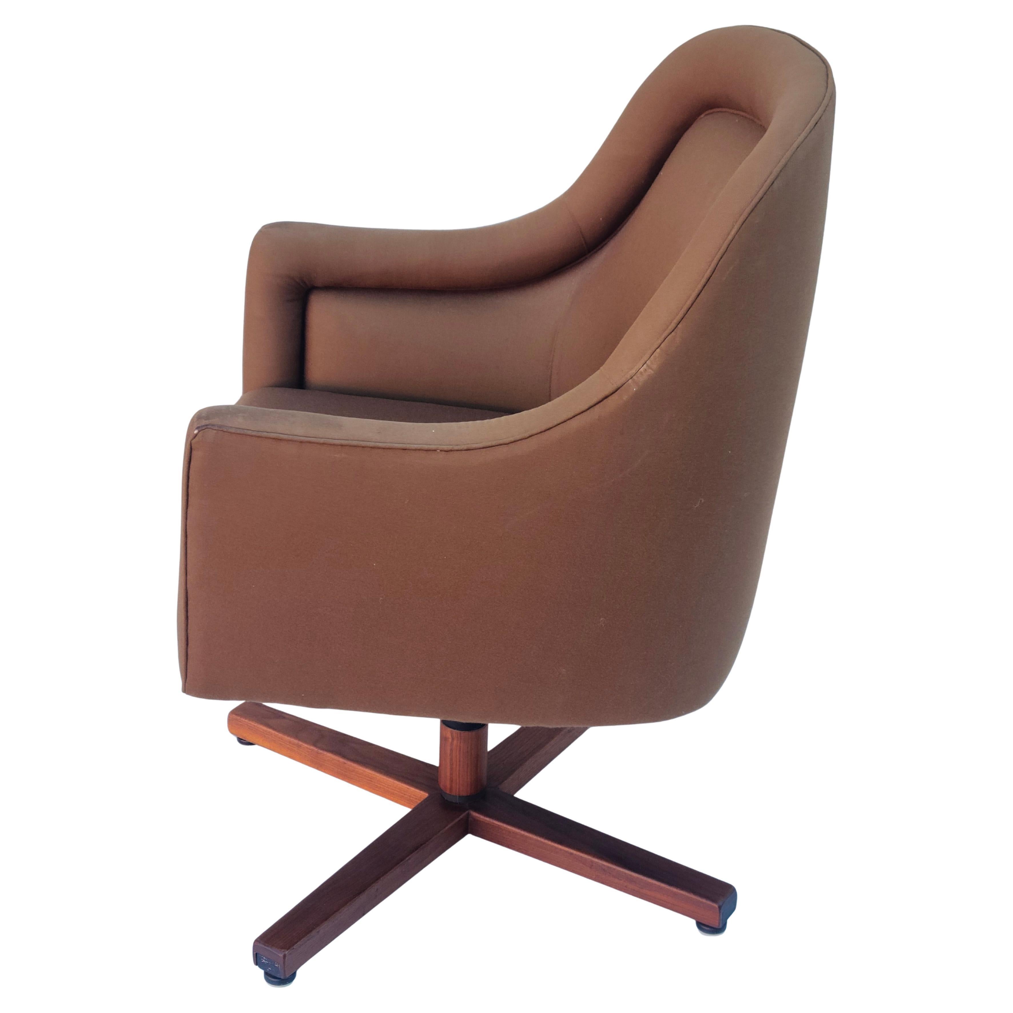 Tissu Chaise de direction Cumberland conçue par Jacob Epstein en vente