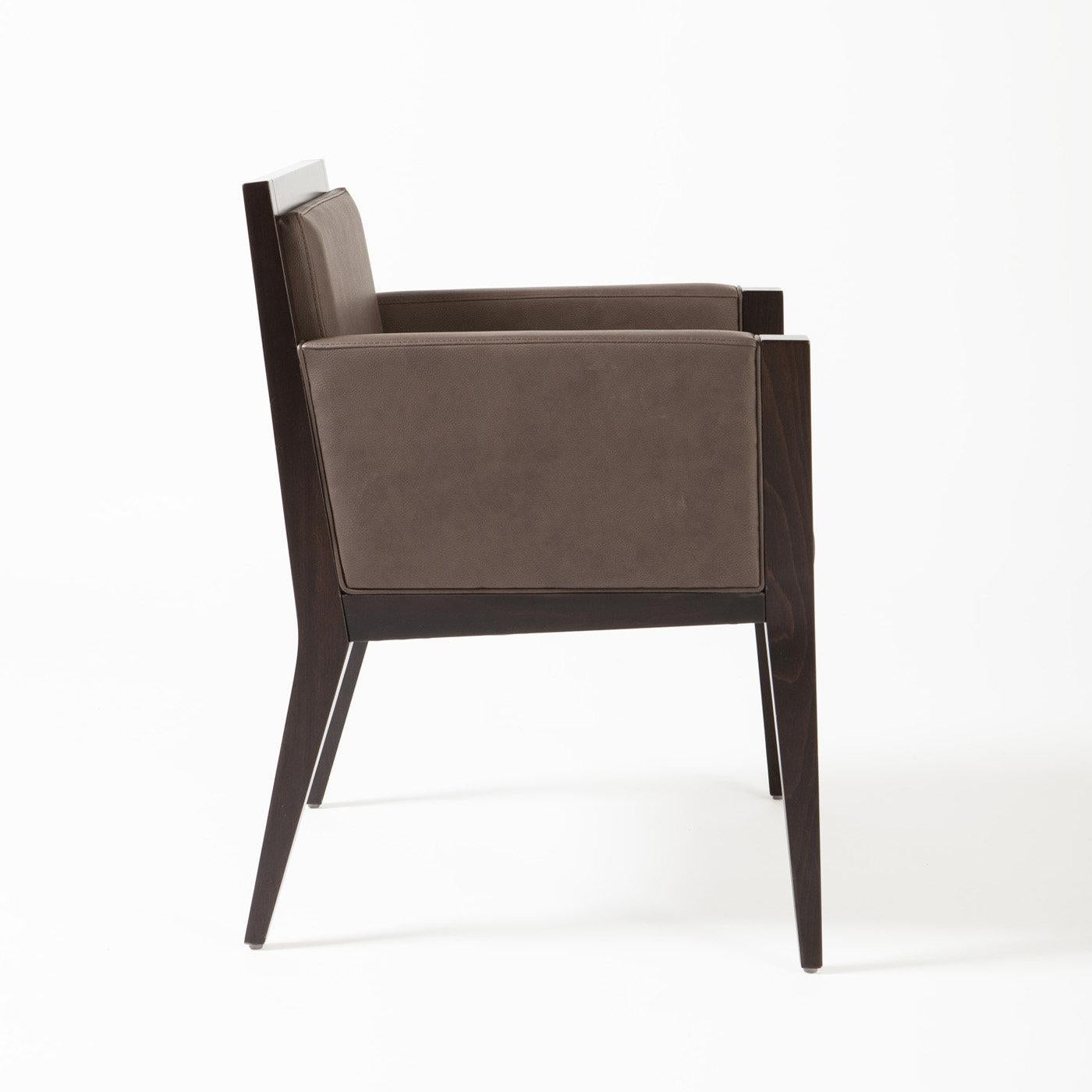 Dieser Sessel, der groß genug ist, um als Liebessitz zu dienen, ist vielseitig und modern und wird eine perfekte Ergänzung für einen Eingangsbereich oder einen charmanten Akzent in einem kleinen Wohnzimmer oder im Schlafzimmer sein. Dieses schlichte