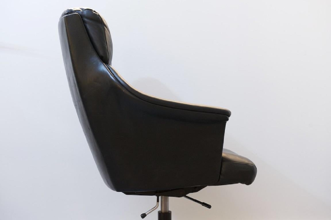 Restored: Executive armchair Giroflex 7041 Design: Martin Stoll, Germany 1960s, completely refurbished black genuine leather, height adjustable, lockable rocking mechanism (resistance adjustable), polished aluminum cast with 5 smooth-running