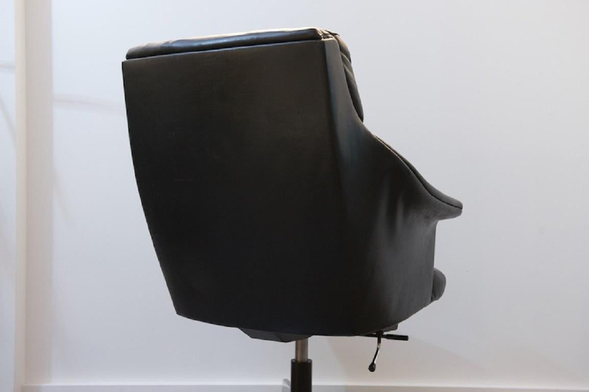 Executive Chair Giroflex 7041 by Martin Stoll, 1960s, Real Leather In Good Condition For Sale In Zurich, Zurich