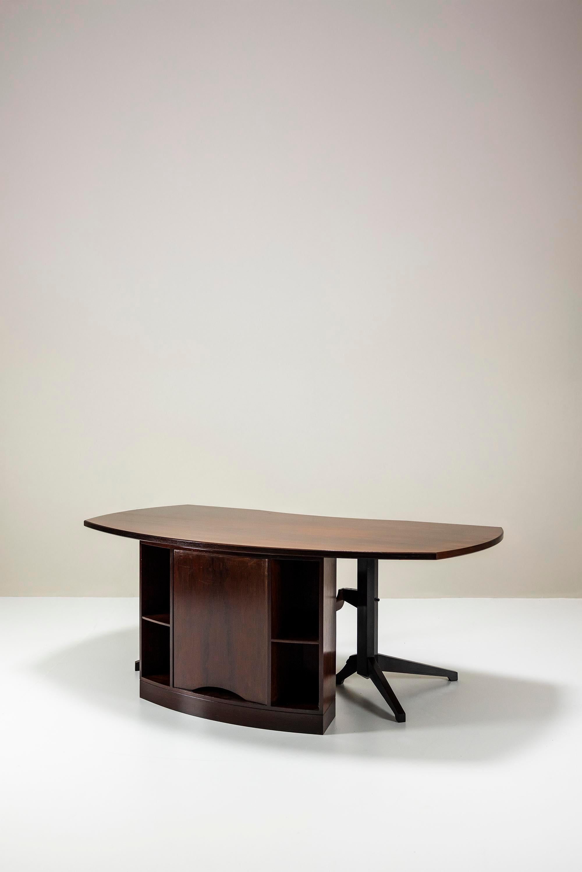 La scrivania direzionale SC23, progettata dal famoso architetto e designer italiano Franco Albini, è un esempio straordinario di design moderno della metà del XX secolo. Creata negli anni '50, questa scrivania incarna l'approccio magistrale di