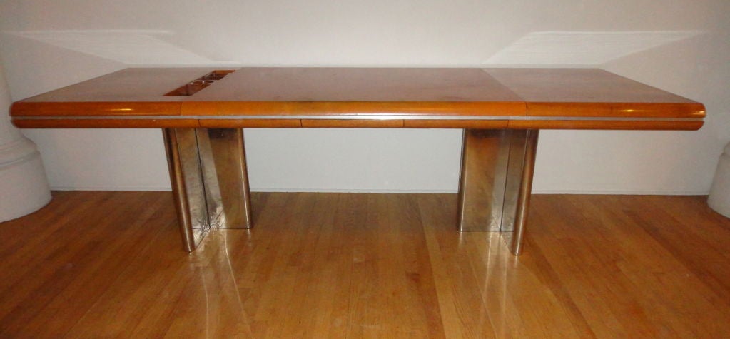 Schreibtisch von Hans von Klier aus Nussbaumholz mit drei Schubladen, einer Schreibfläche aus Leder in der Mitte und einem eingelassenen Stauraum, der zwei verschiebbare Vorratshalter aus Nussbaumholz enthält. Der Schreibtisch hat entlang seiner