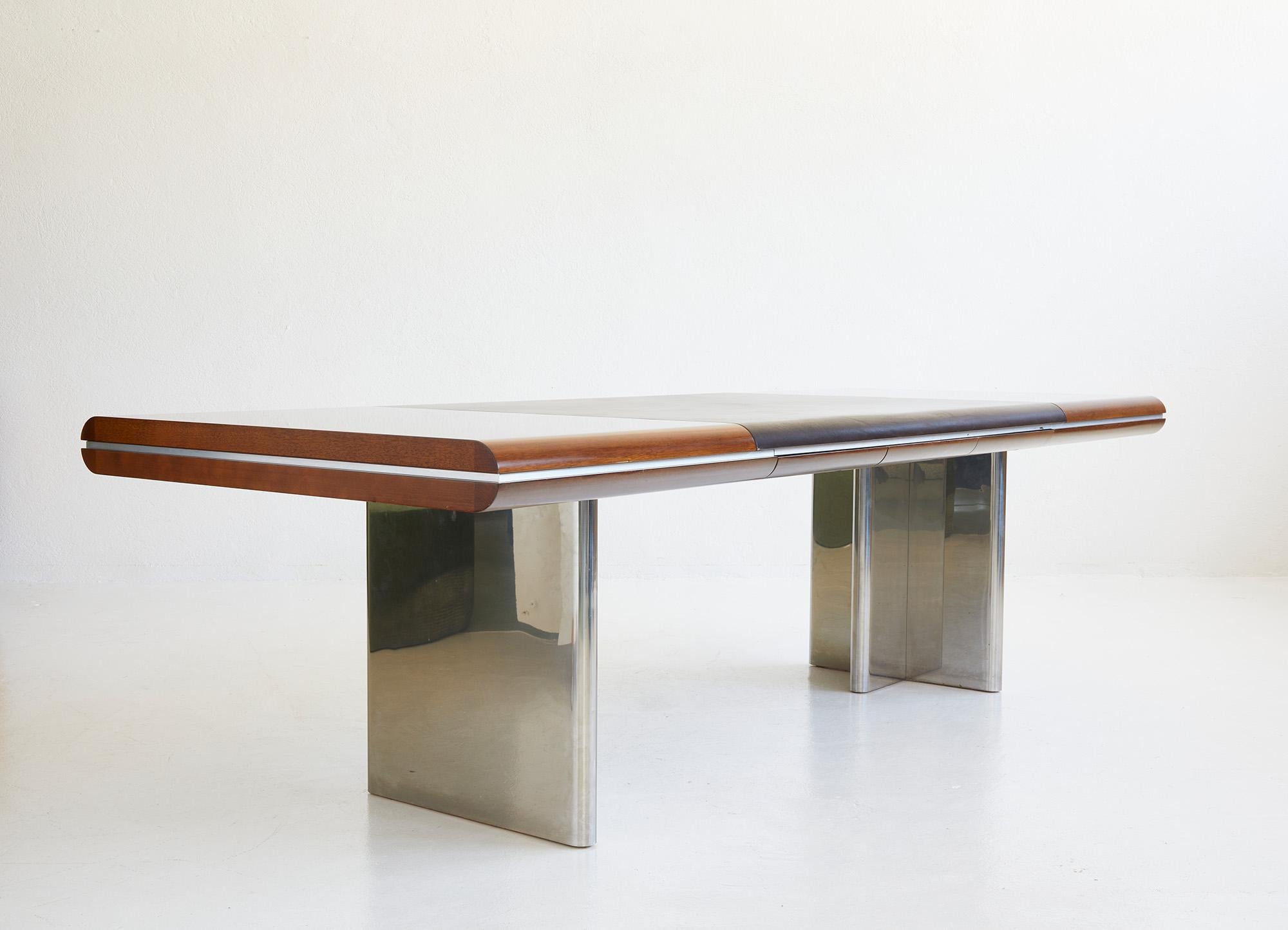 Dieser hochwertige Schreibtisch ist die größte Version der Serie 