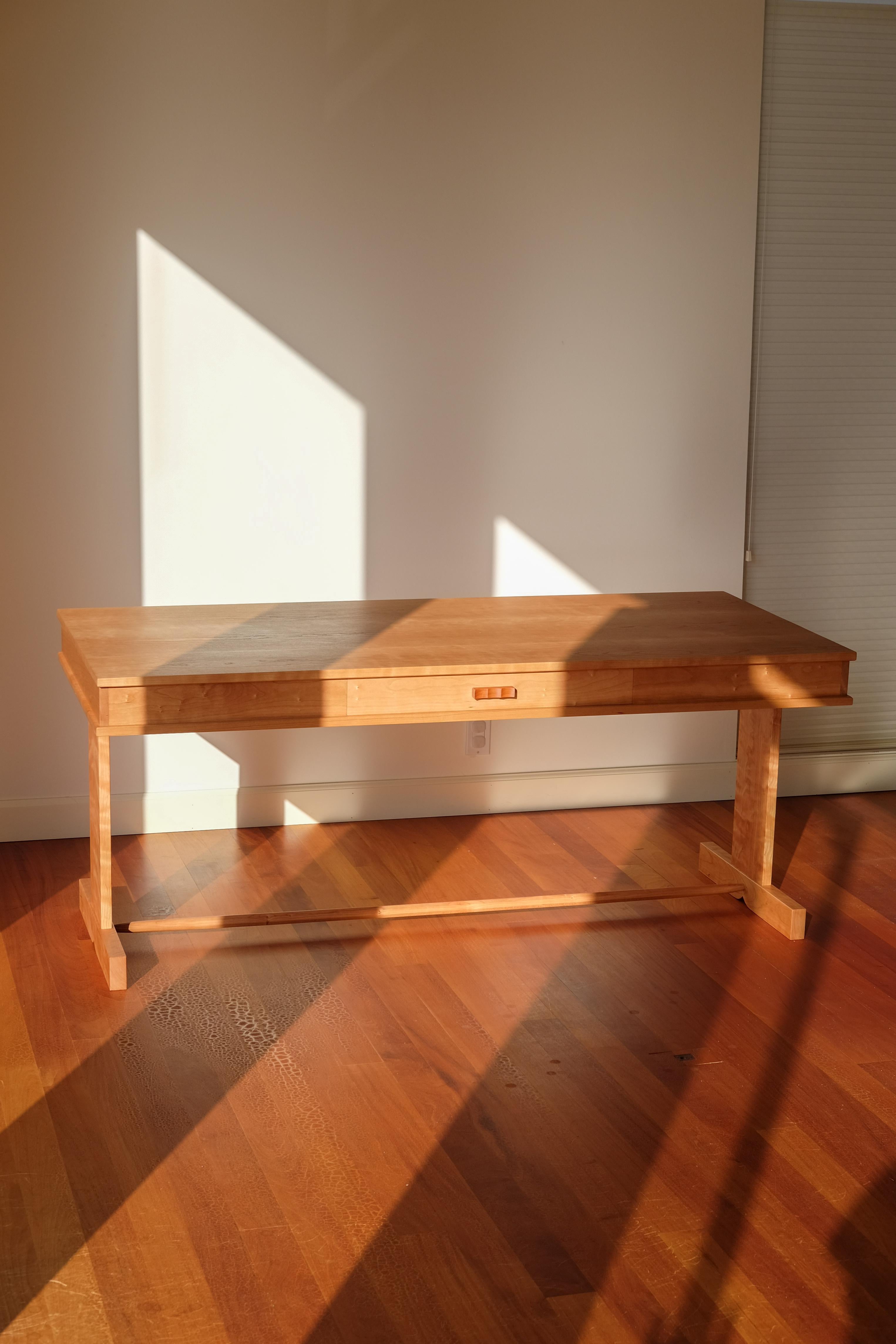 Bureau de direction de Nick Sugihara
Dimensions : D 81,28 x L 167,64 x H 71,12 cm. 
MATERIAL : Bois de cerisier huilé.

Disponible en cerisier, chêne, acajou et noyer. Veuillez nous contacter.

Sugihara Fine Furniture est un petit studio