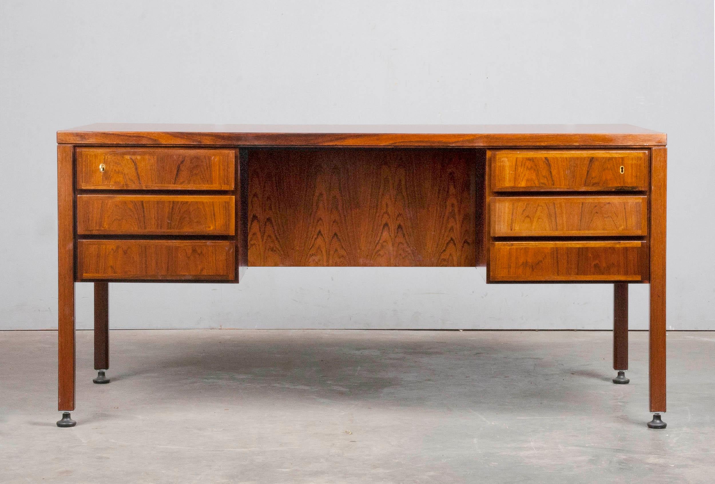 Beautiful director's desk from Omann Jun. Veneered palisander top, with solid. The designer is Gunni Omann and was produced in the Omann Jun workshop between 1960 and 1965, Denmark.The desk is double sided. At the front drawers and at the back