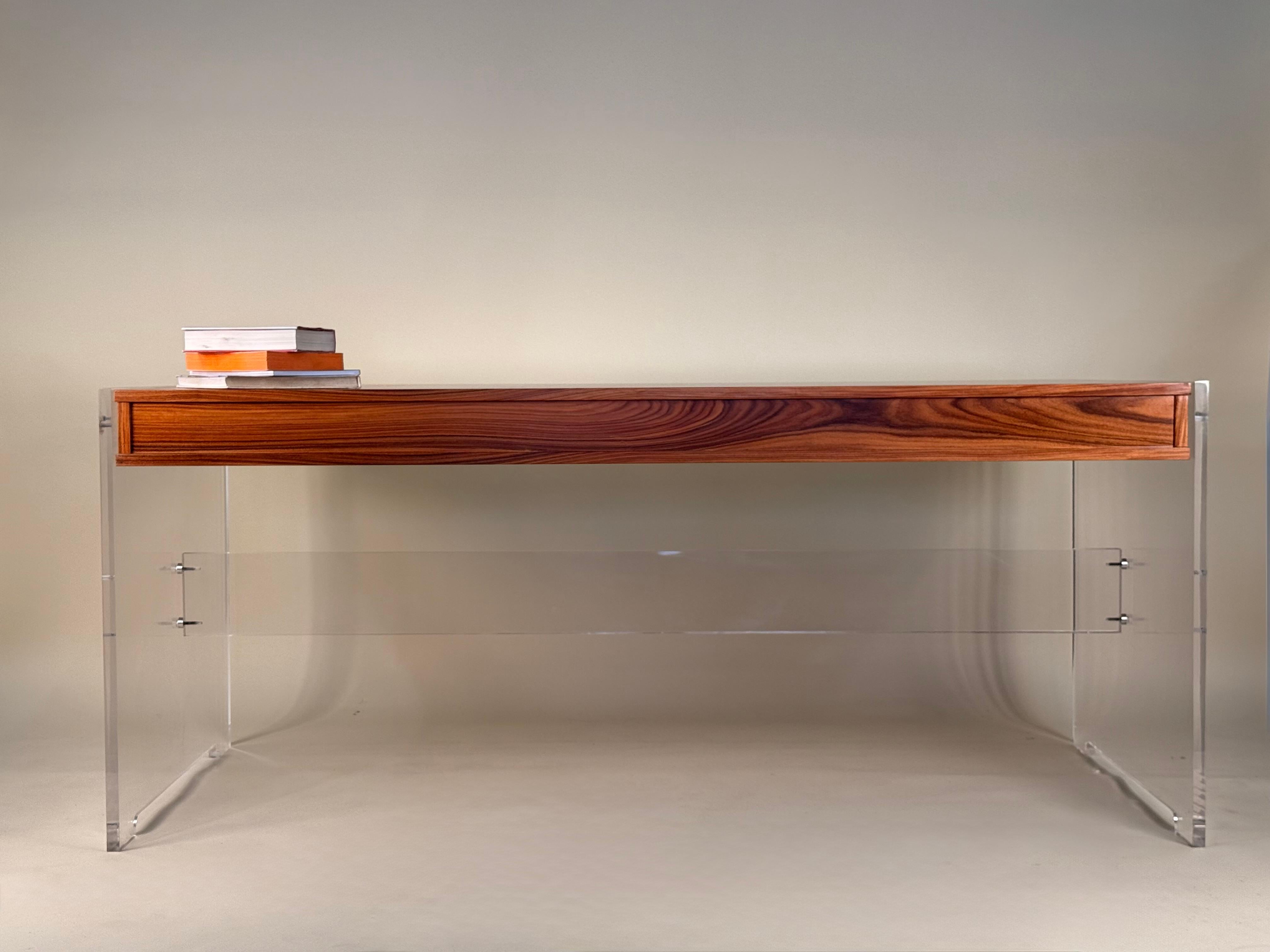 Poul Nørreklit Schreibtisch Modell GP 160 von Georg Petersens Møbelfabrik, Dänemark
Poul Nørreklit GP160 Schreibtisch für Georg Petersens Møbelfabrik, Dänemark, 1960er Jahre
Palisanderholz, Lucite, Aluminium und Nickel
Abmessungen: 67