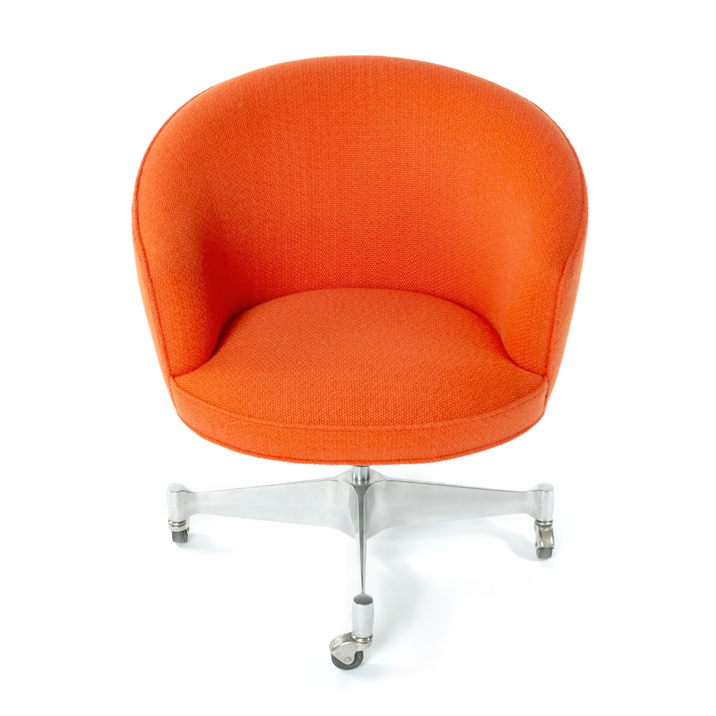 Ein von George Nelson entworfener rollender Schreibtischstuhl mit orangefarbenem Stoff, der von einem drehbaren Fuß mit Rollen getragen wird. Hergestellt von George Nelson and Associates in den 1960er Jahren. Neu gepolstert.