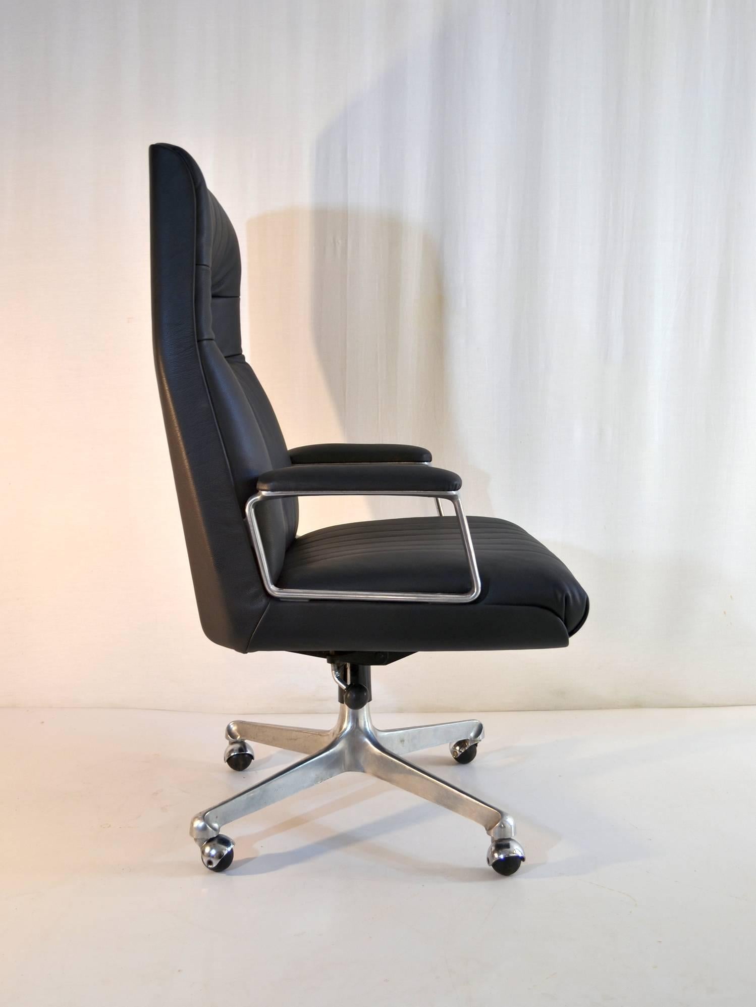 Iconic executive P128 swivel office chair on wheels by Osvaldo Borsani for Tecno. Adjustable in height that functions well. Has recently been professionally reupholstered with a high quality black leather.
The difference in height is about 105-120