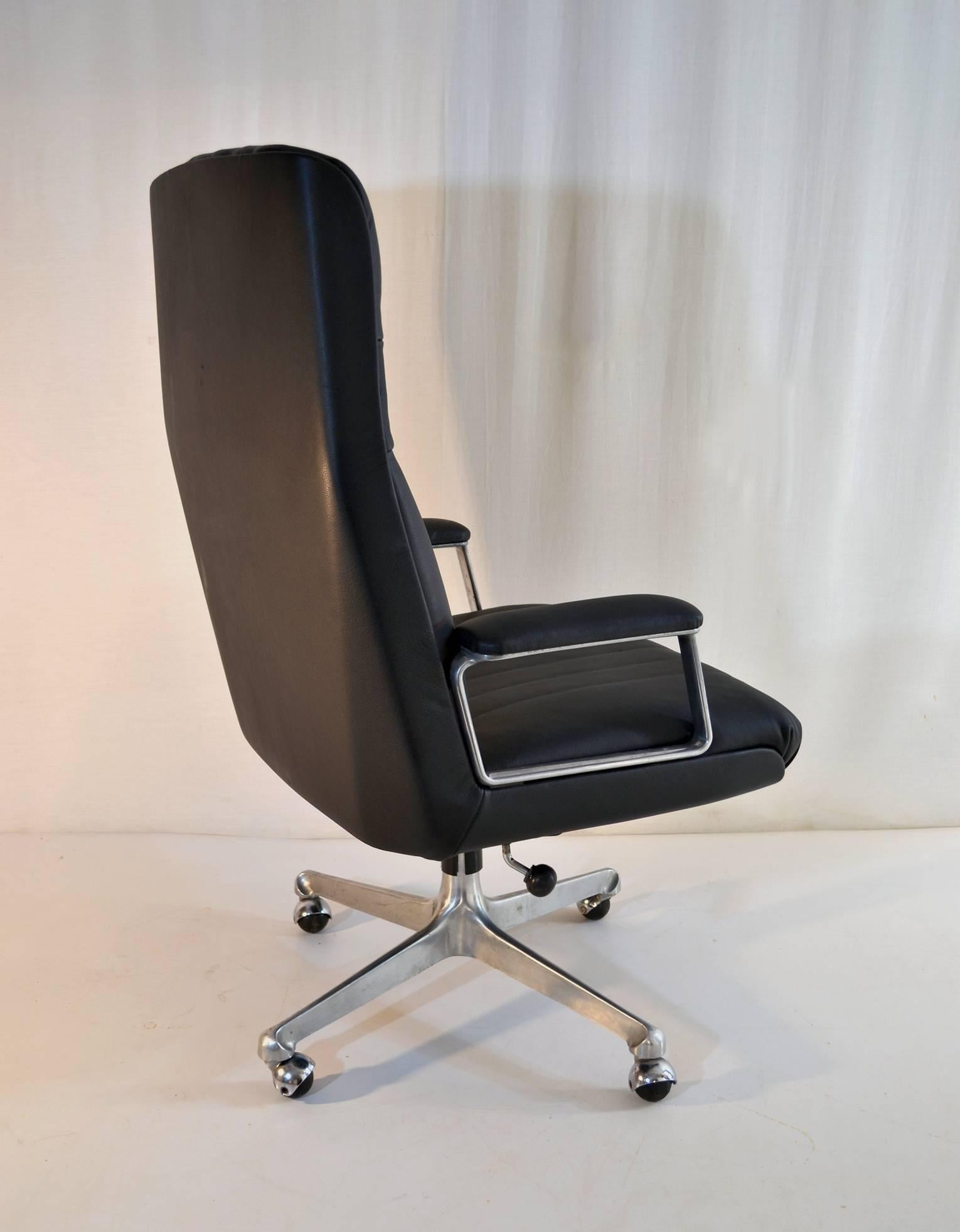Mid-Century Modern Executive Desk Chair P128 by Osvaldo Borsani for Tecno