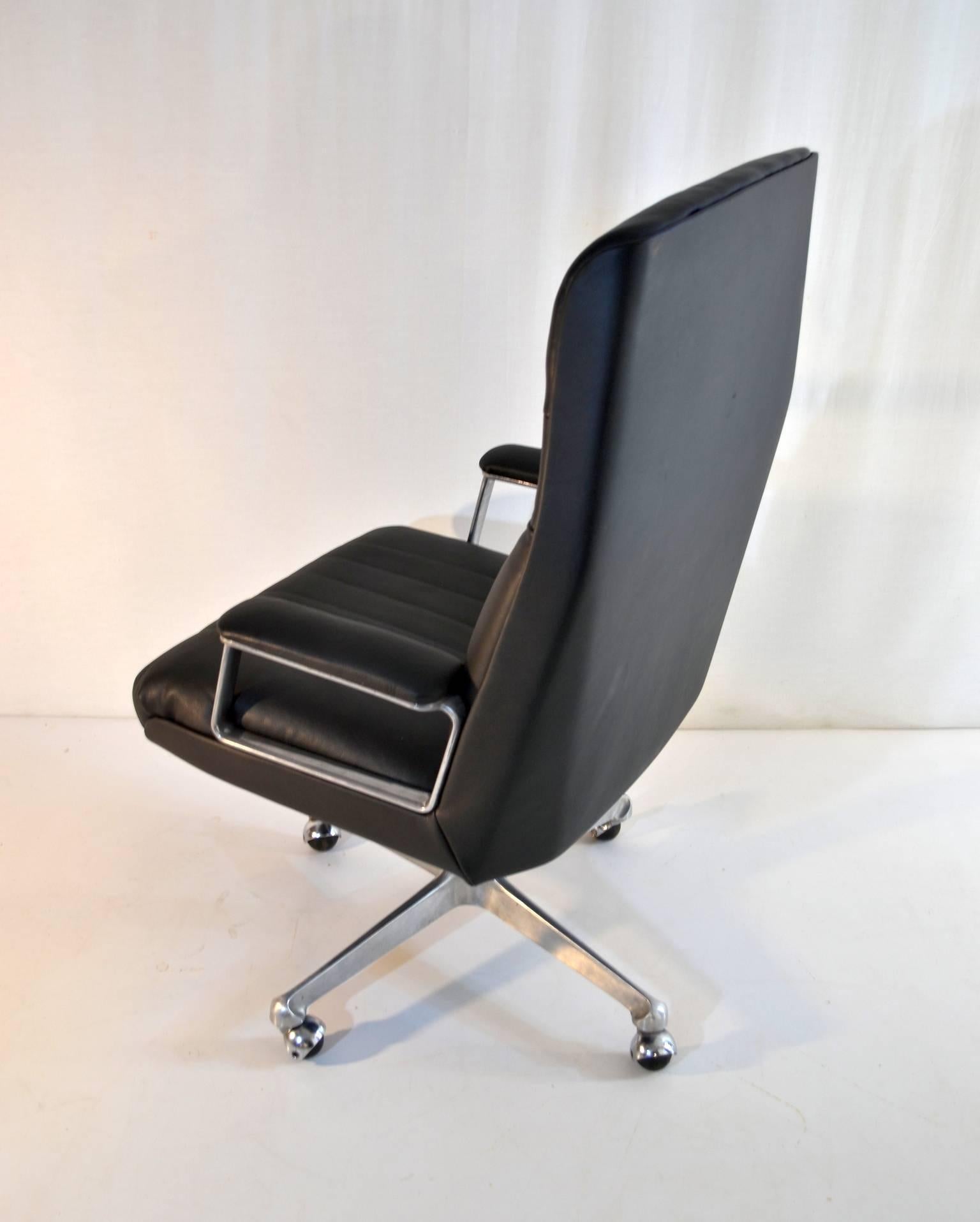 Italian Executive Desk Chair P128 by Osvaldo Borsani for Tecno