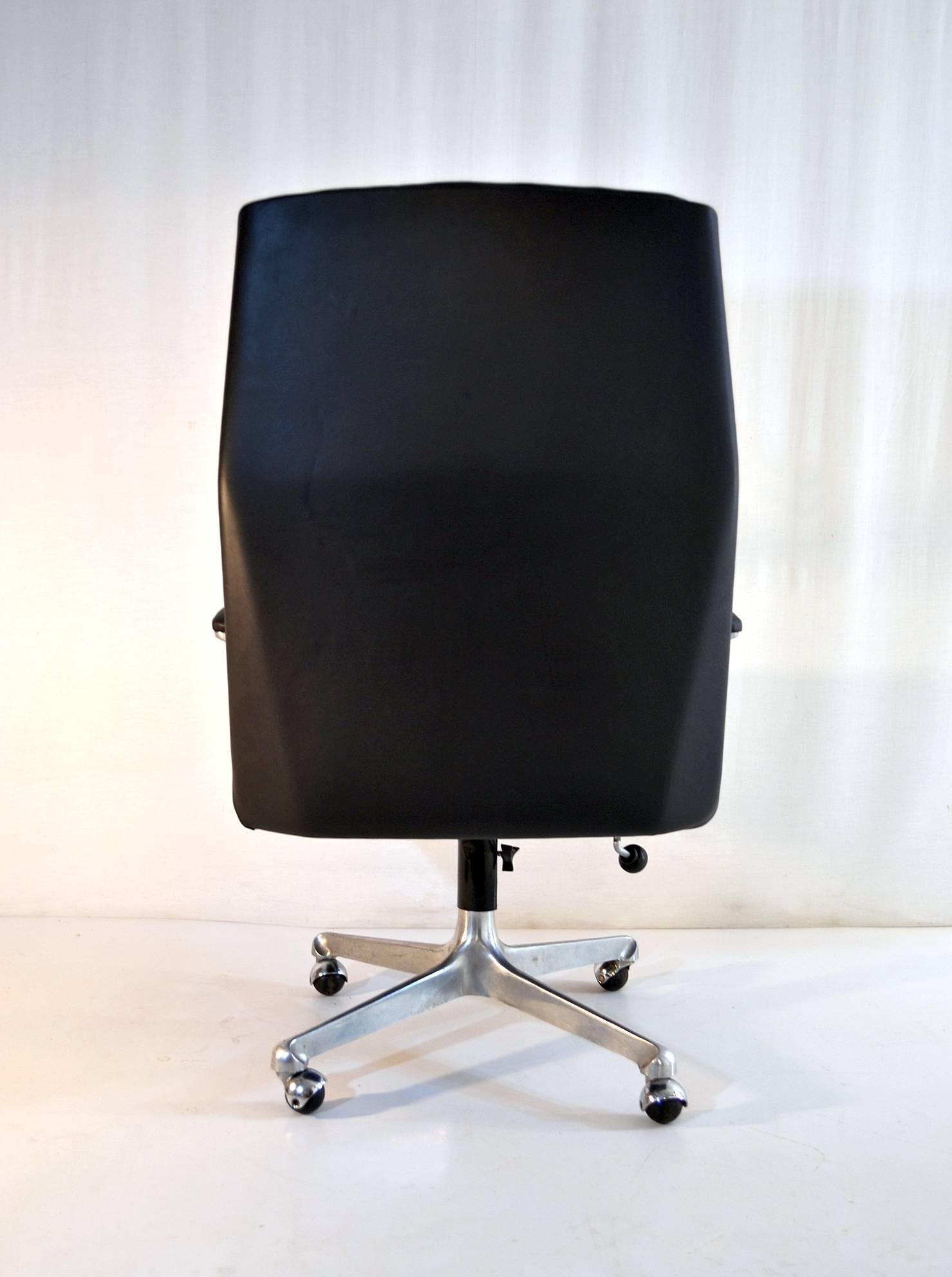 Executive Desk Chair P128 by Osvaldo Borsani for Tecno In Excellent Condition In Albano Laziale, Rome/Lazio