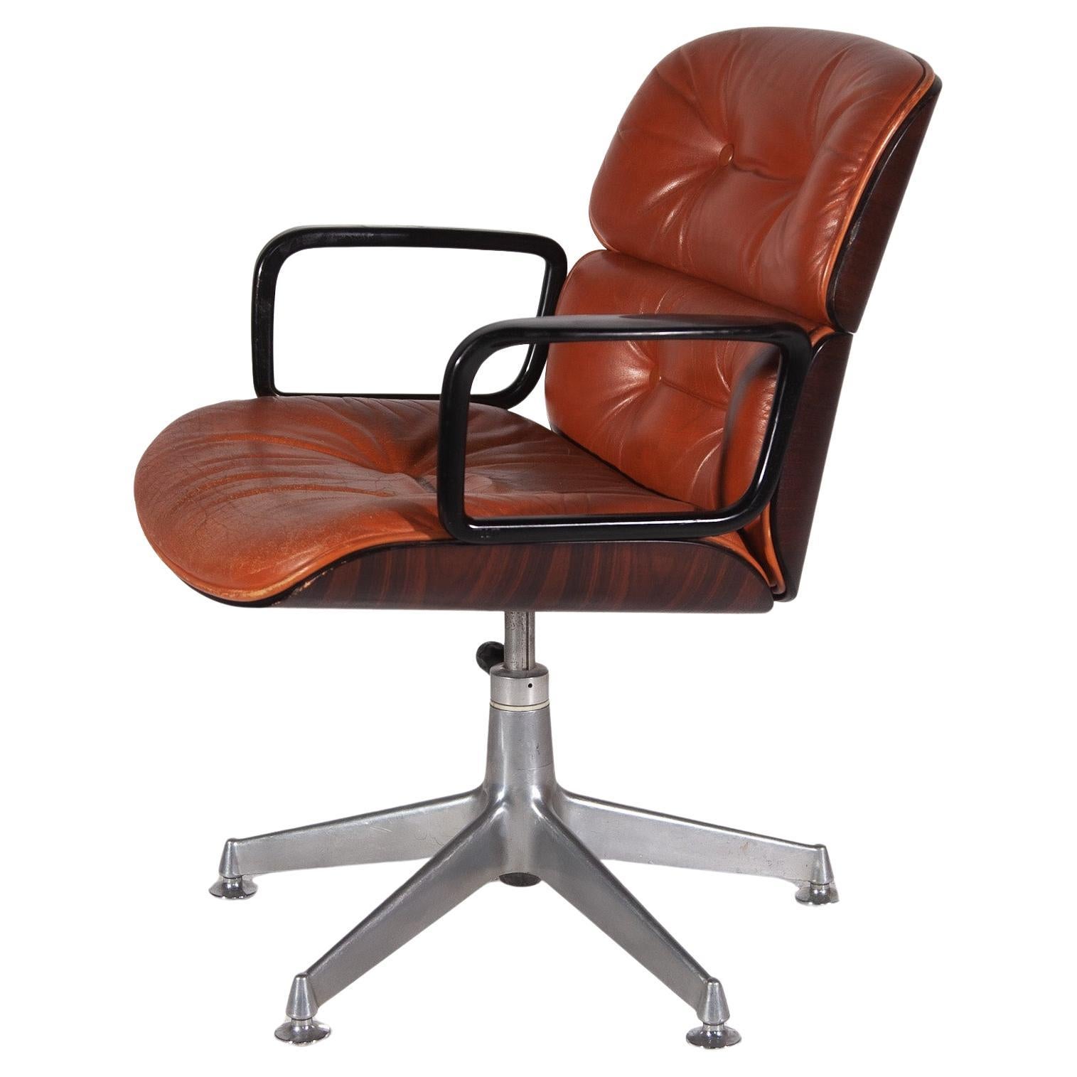 Beautiful and very comfortable executive desk chair from the Terni series designed by Ico e Louisa Parisi and manufactured by MIM Roma, Italy 1970s. This chair has an aluminium star shaped base and the shells are made of very nice grained walnut