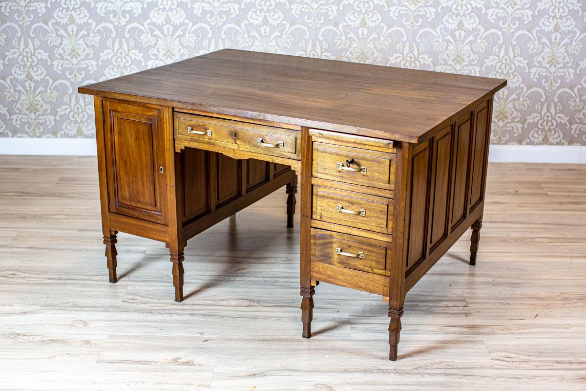 Executive Desk from the Interwar Period

We present you this piece of furniture composed of two combined desks covered above with a single top.
There is a drawer under the top which separates the cabinets.
The whole is placed on eight serrated legs