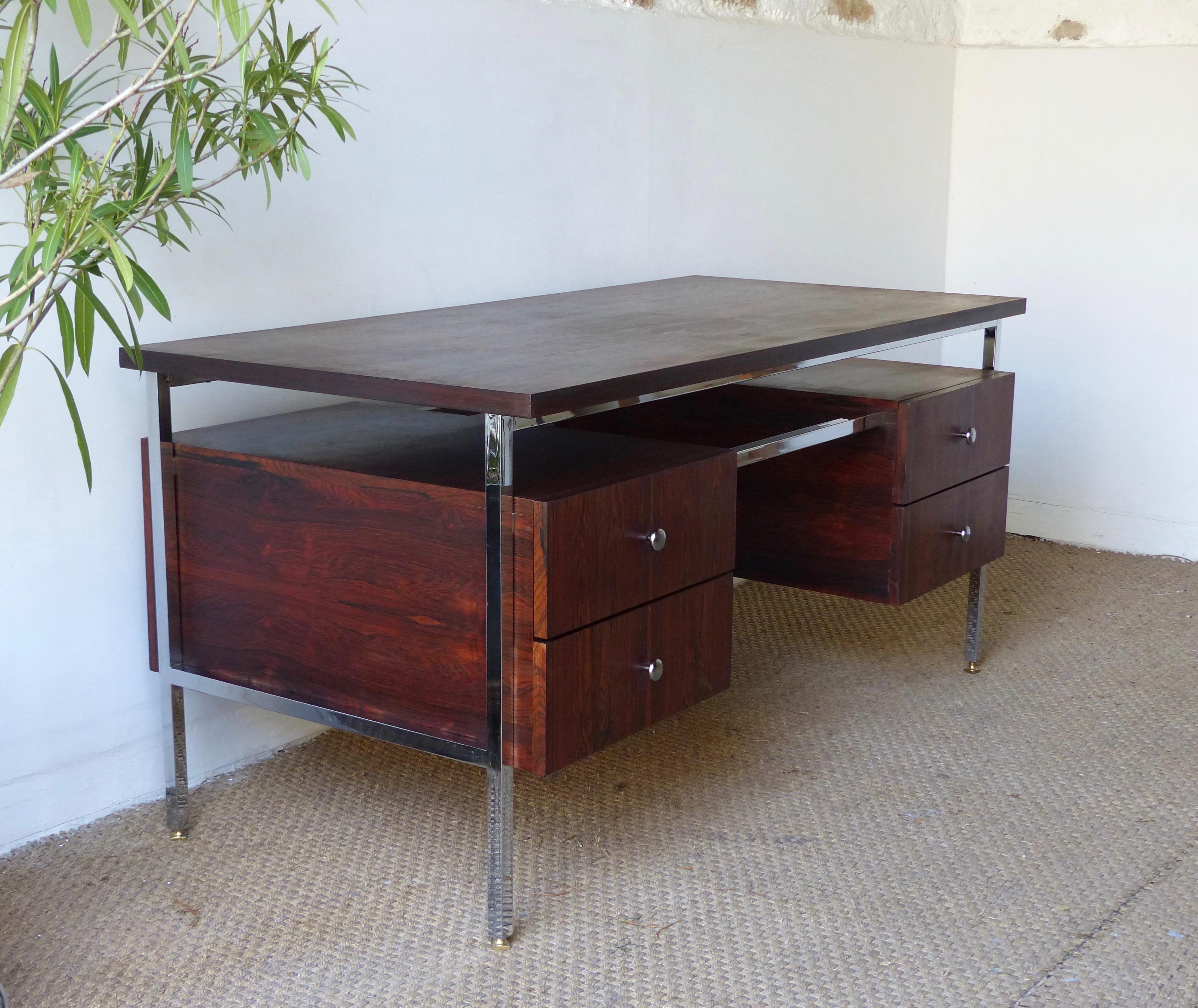 Vintage chrome and rosewood desk

Beautiful desk in Rosewood and chrome of 1970s.

Storage space with 2 drawers and a large file drawer.

As chic in the front as in the back.

In very good state of conservation. Minor traces of use. Very