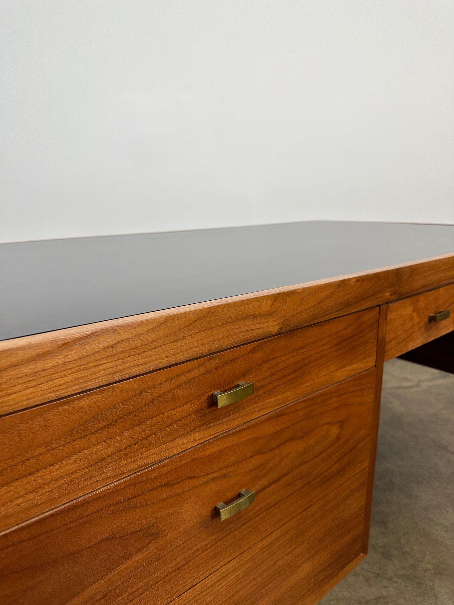 Executive desk in the Manner of Cavalier In Good Condition In Los Angeles, CA