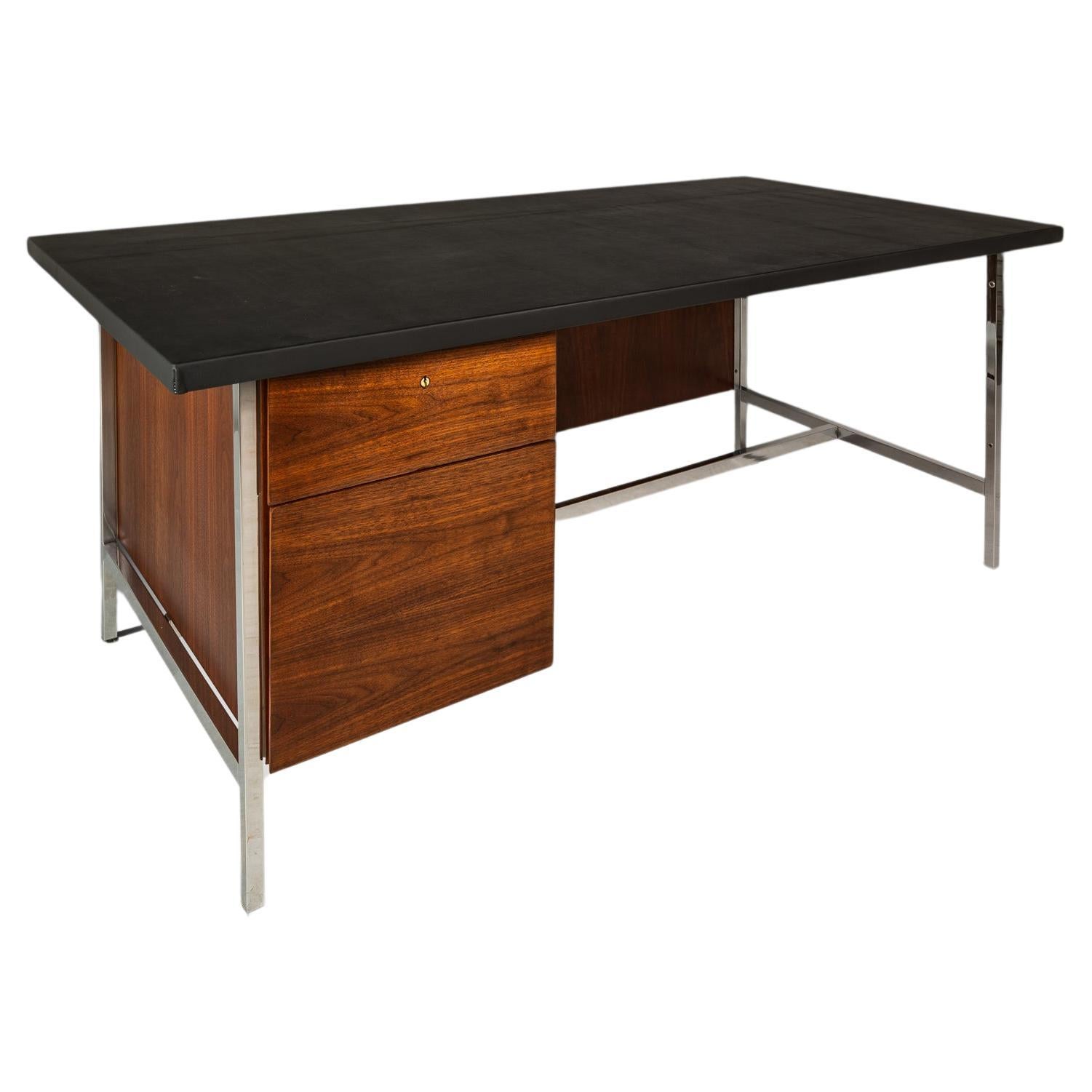 Bureau de direction en noyer par Florence Knoll par Knoll Associates, USA, c. 1960s en vente