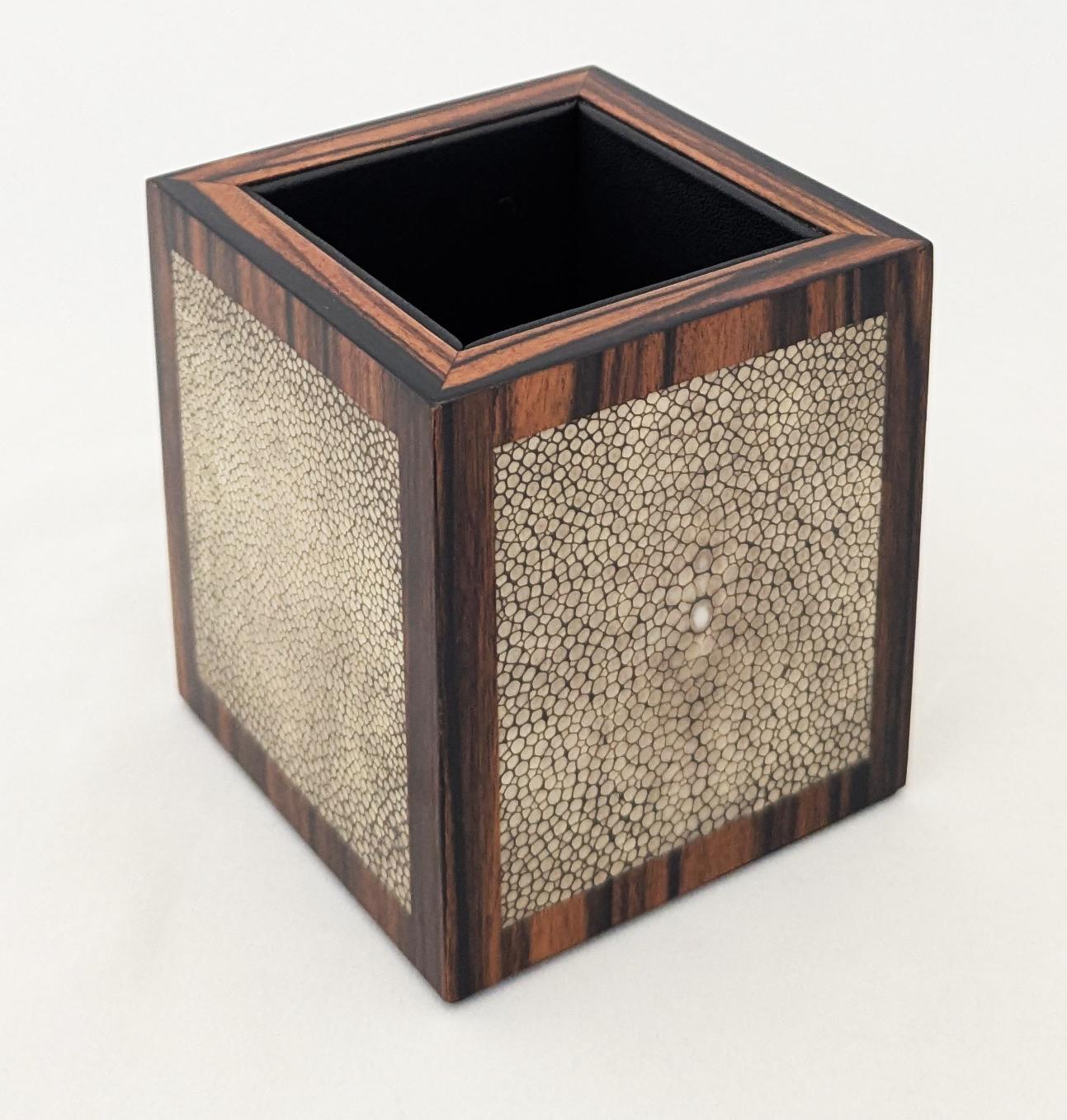 Executive Desk Set Shagreen, Makassar - Schreibtischunterlage, Dokumentenablage & Deckel, Stiftebox (Handgefertigt) im Angebot