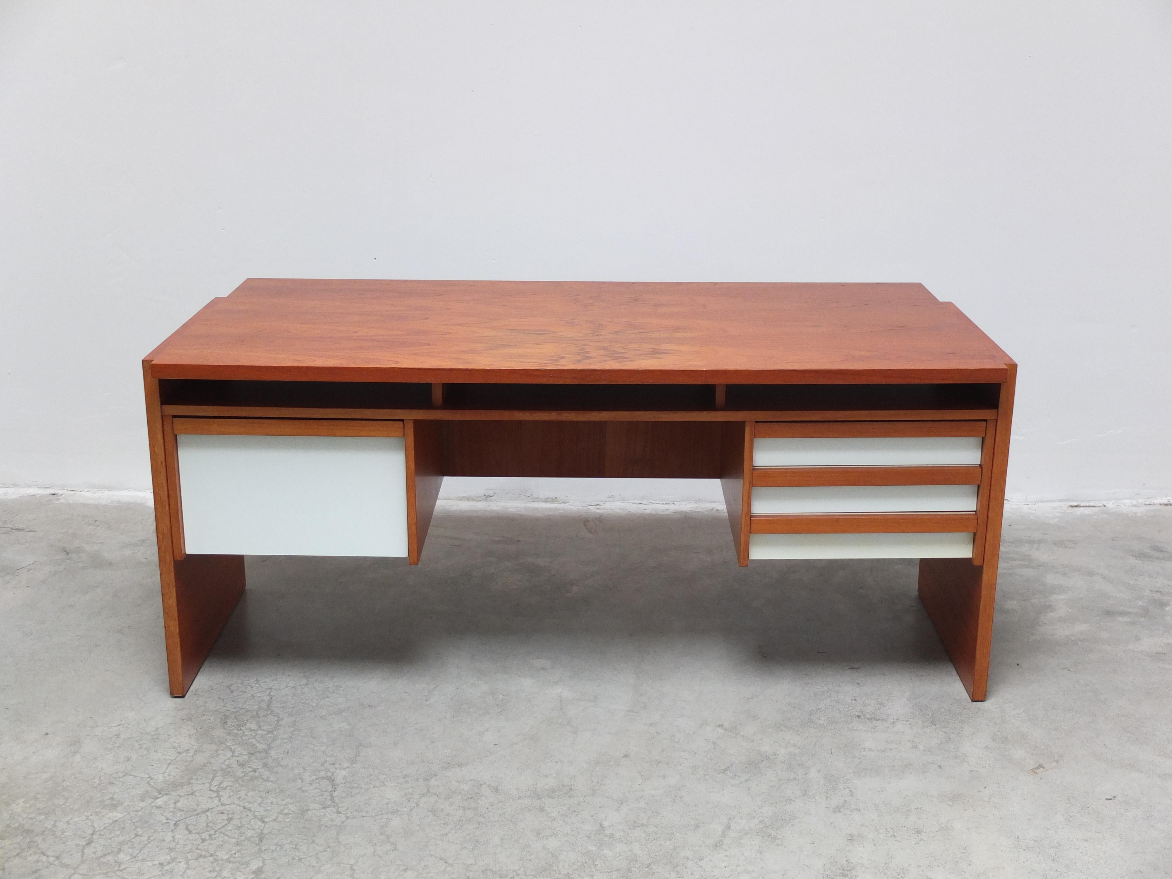 Großer freistehender Schreibtisch, entworfen von Werner Wölfer um 1965. Wölfer war ein deutscher Designer, der in den 60er Jahren für die belgische Firma V-Form arbeitete und das komplette Vario-Programm entwarf. Dieser Schreibtisch wird nur selten