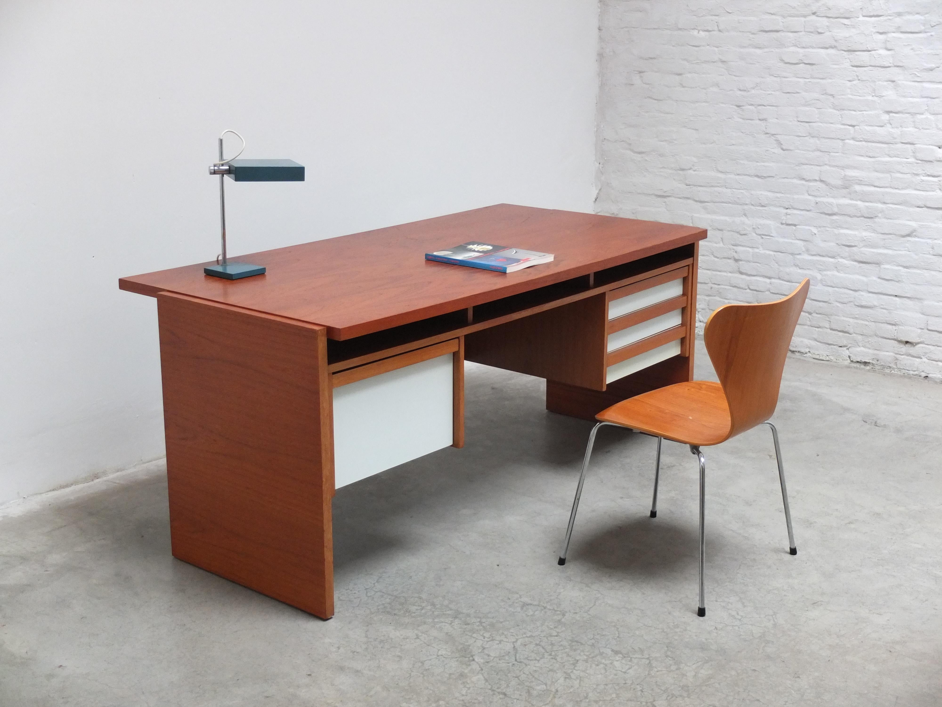 Doppelseitiger 'Vario'-Schreibtisch von Werner Wölfer für V-Form, 1960er Jahre (Moderne der Mitte des Jahrhunderts) im Angebot