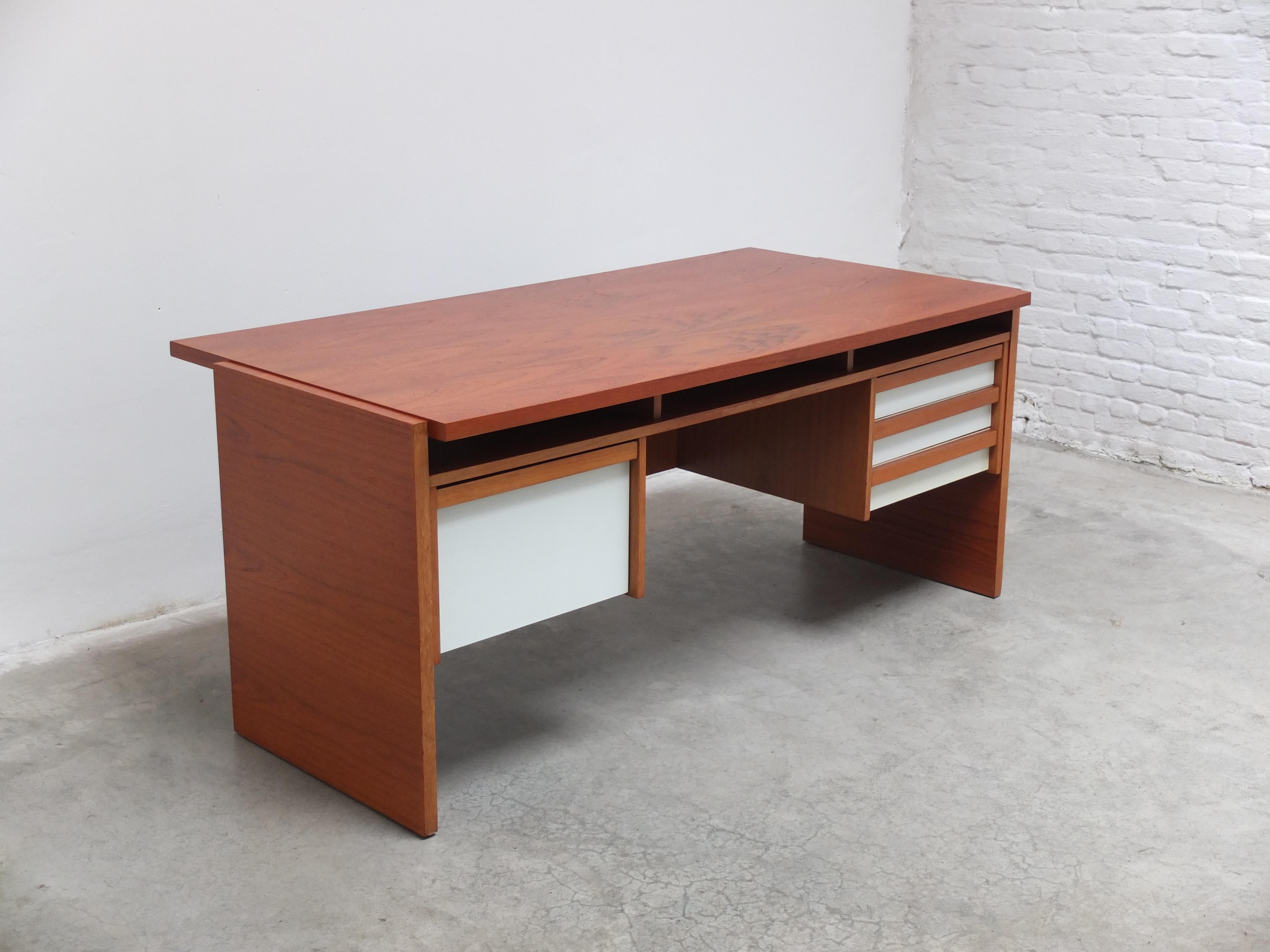 Doppelseitiger 'Vario'-Schreibtisch von Werner Wölfer für V-Form, 1960er Jahre (Belgisch) im Angebot
