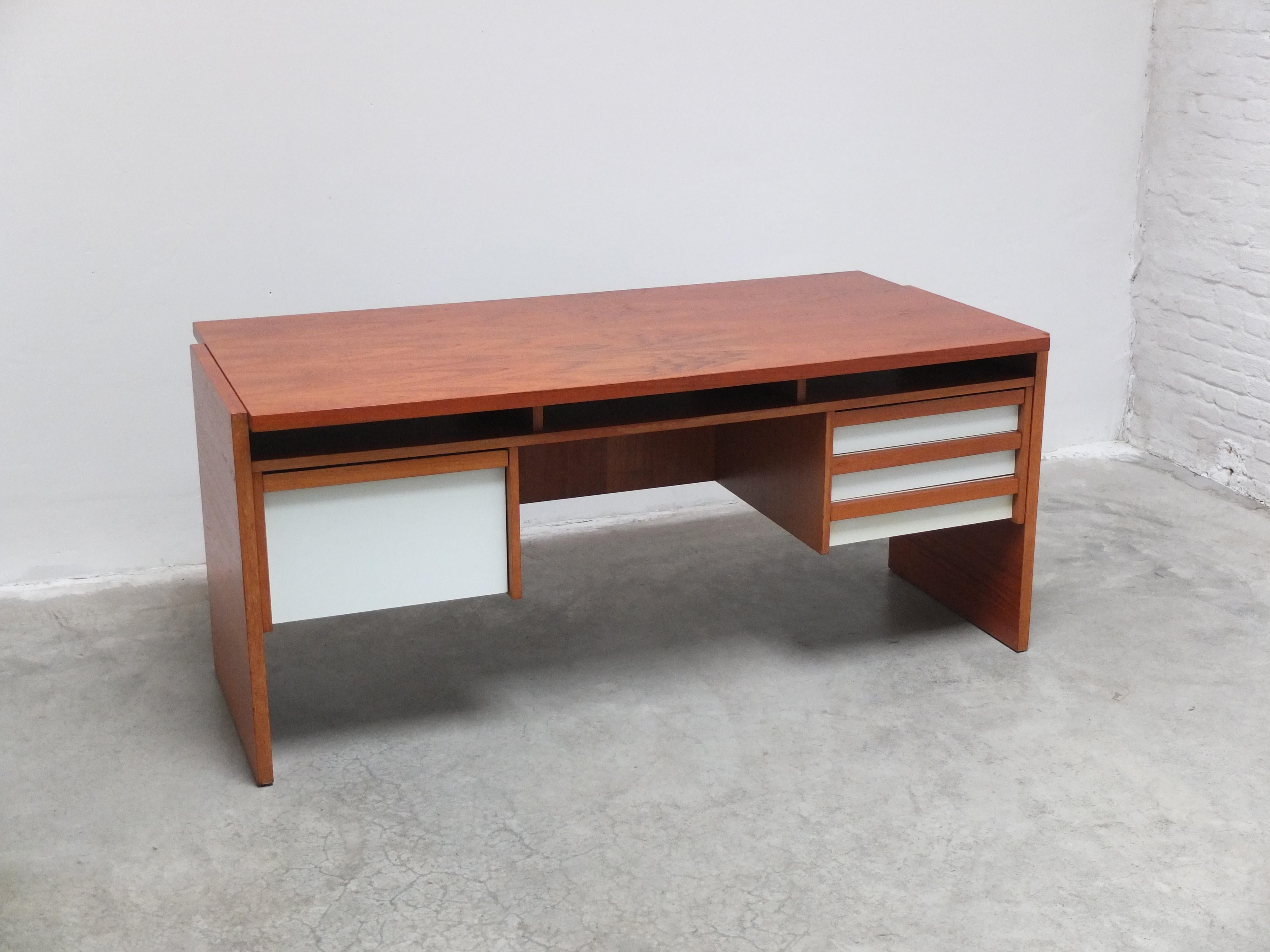 Doppelseitiger 'Vario'-Schreibtisch von Werner Wölfer für V-Form, 1960er Jahre im Zustand „Hervorragend“ im Angebot in Antwerpen, VAN