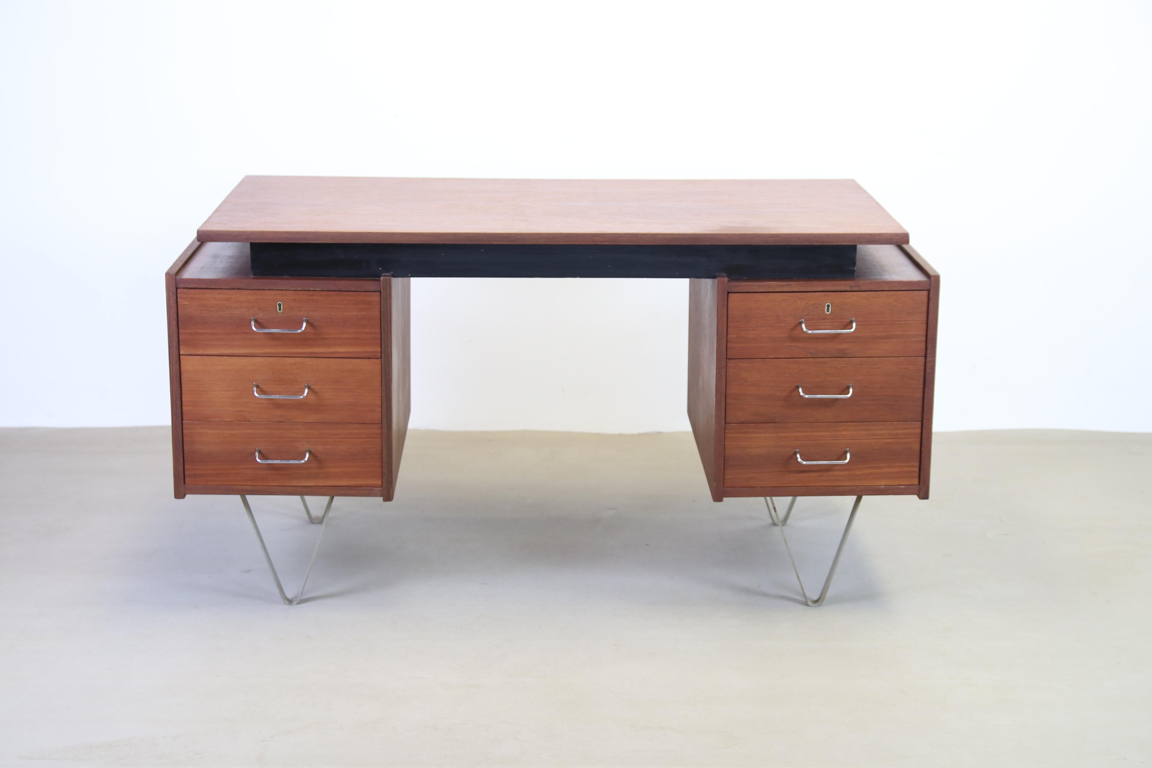 Minimalist and stylish desk designed by Cees Braakman for UMS Pastoe, The Netherlands in the early 1960s. This desk has two drawer units with 3 drawers. The desk is designed in such a way that it can also stand freely in the room and not just only