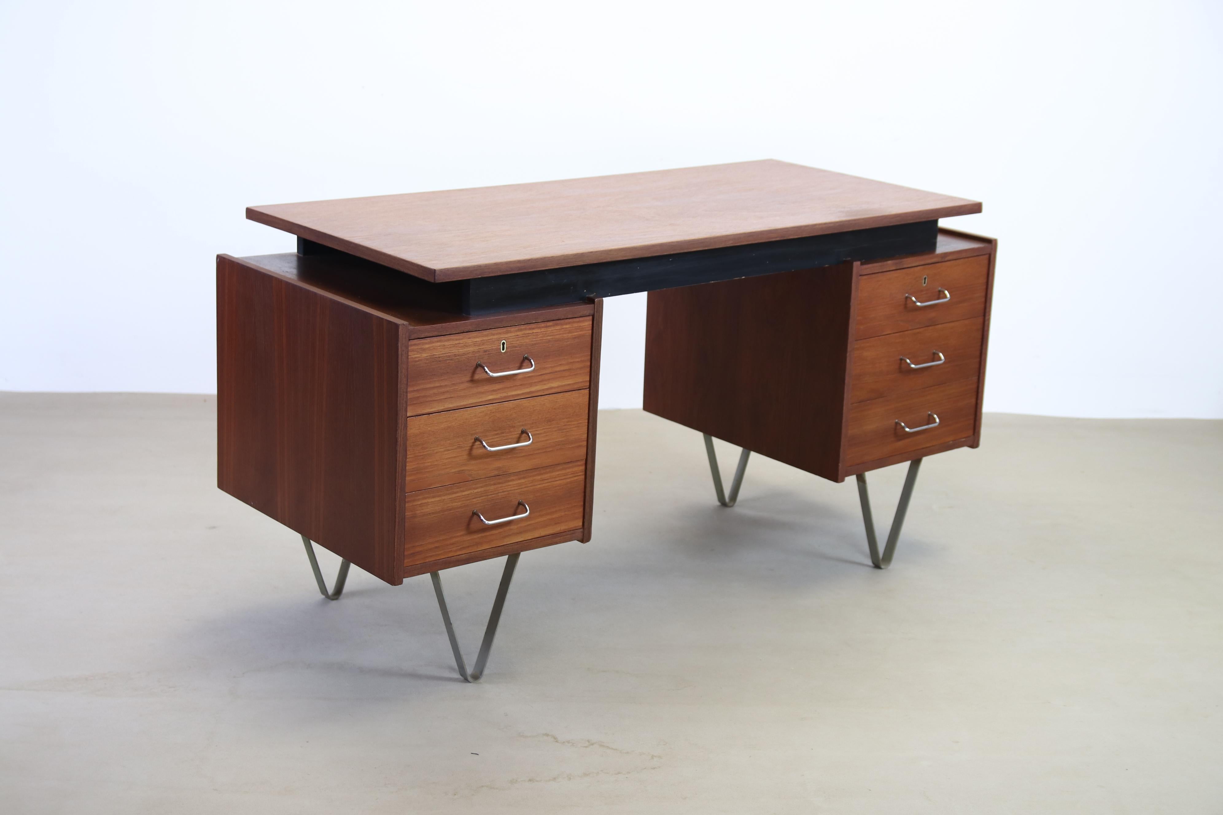 Executive Floating Desk in Teak by Cees Braakman for Pastoe, 1960's In Good Condition In Amsterdam, Noord Holland