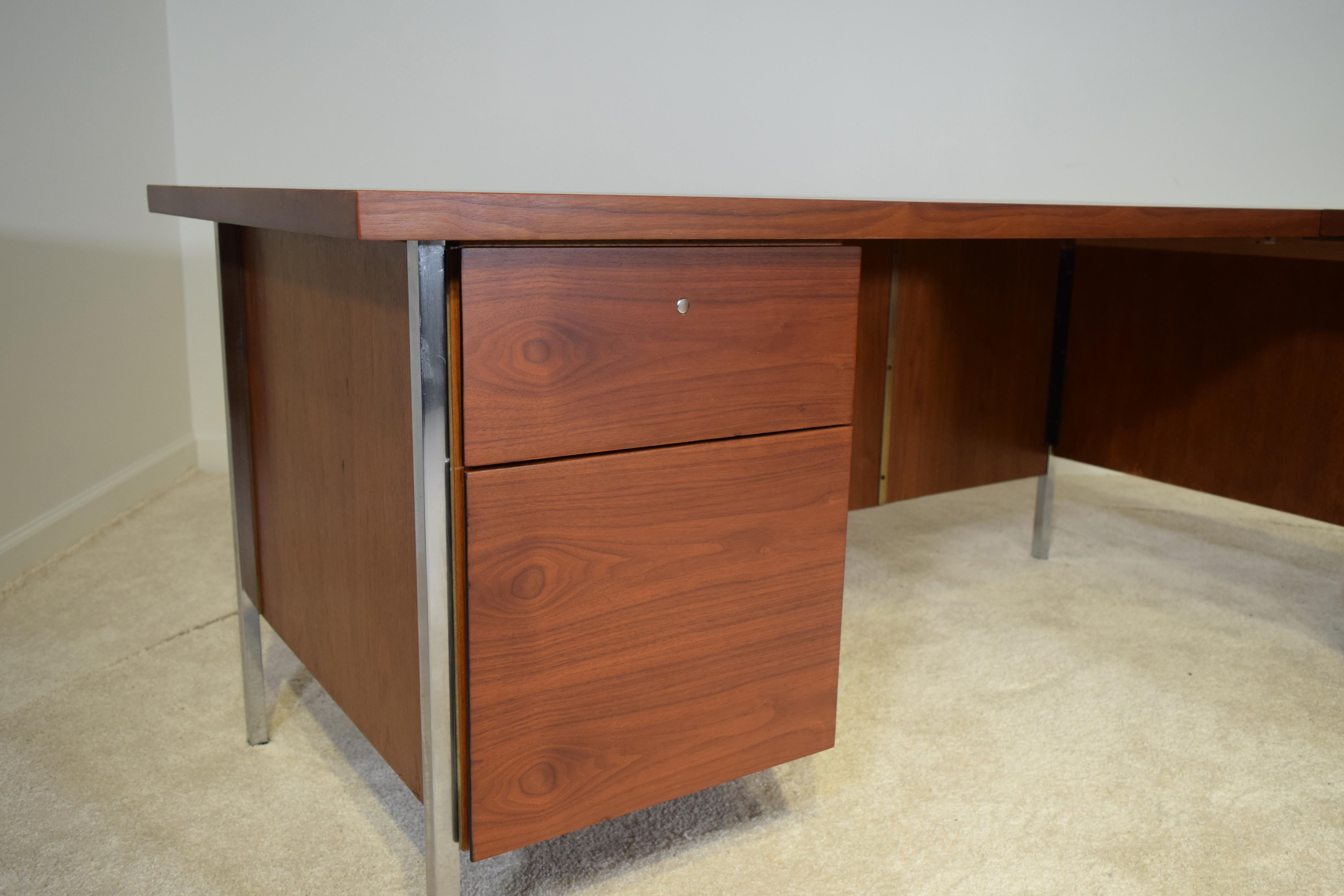 Executive Knoll Walnut Desk with Return 4