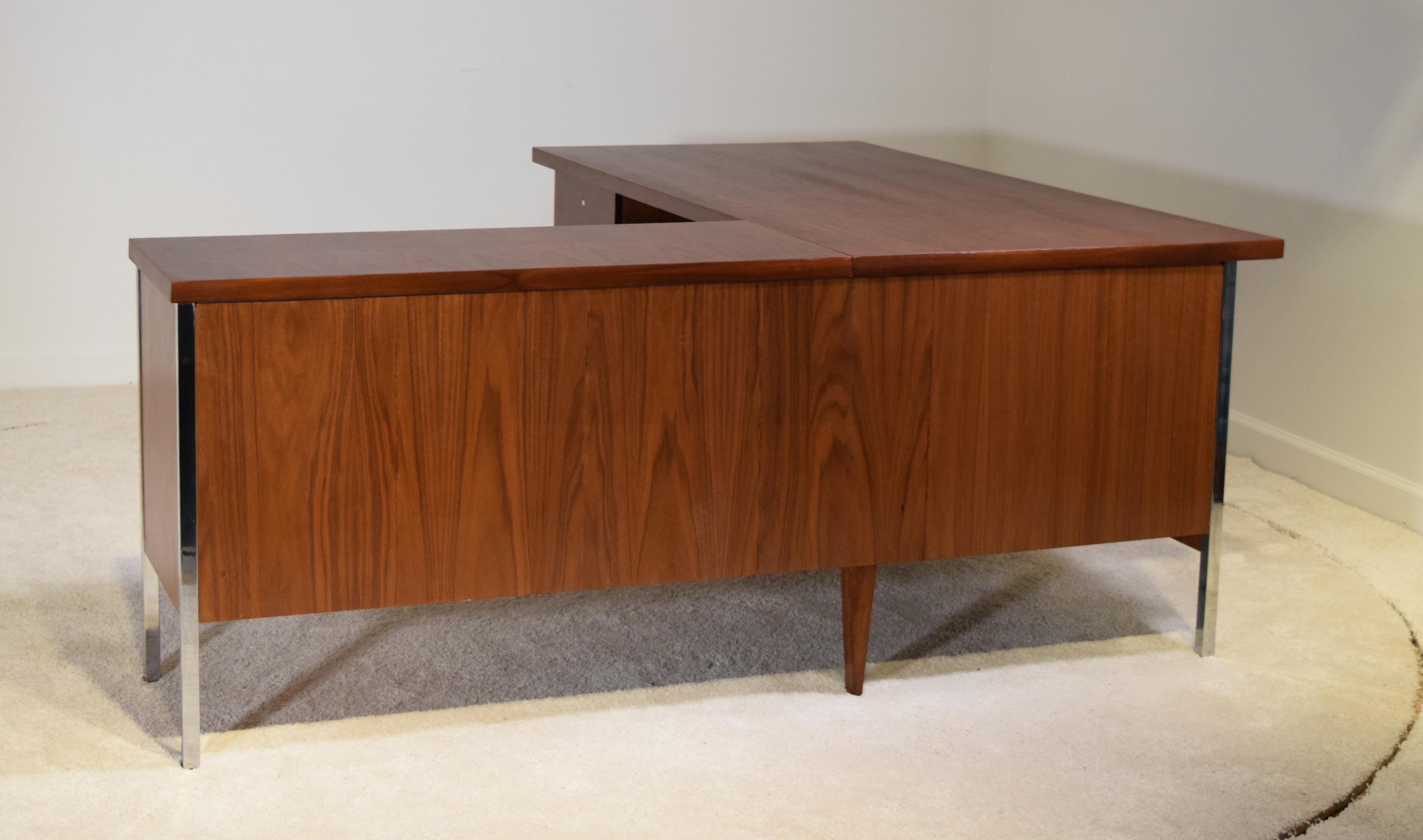 Executive Knoll Walnut Desk with Return In Excellent Condition In South Charleston, WV