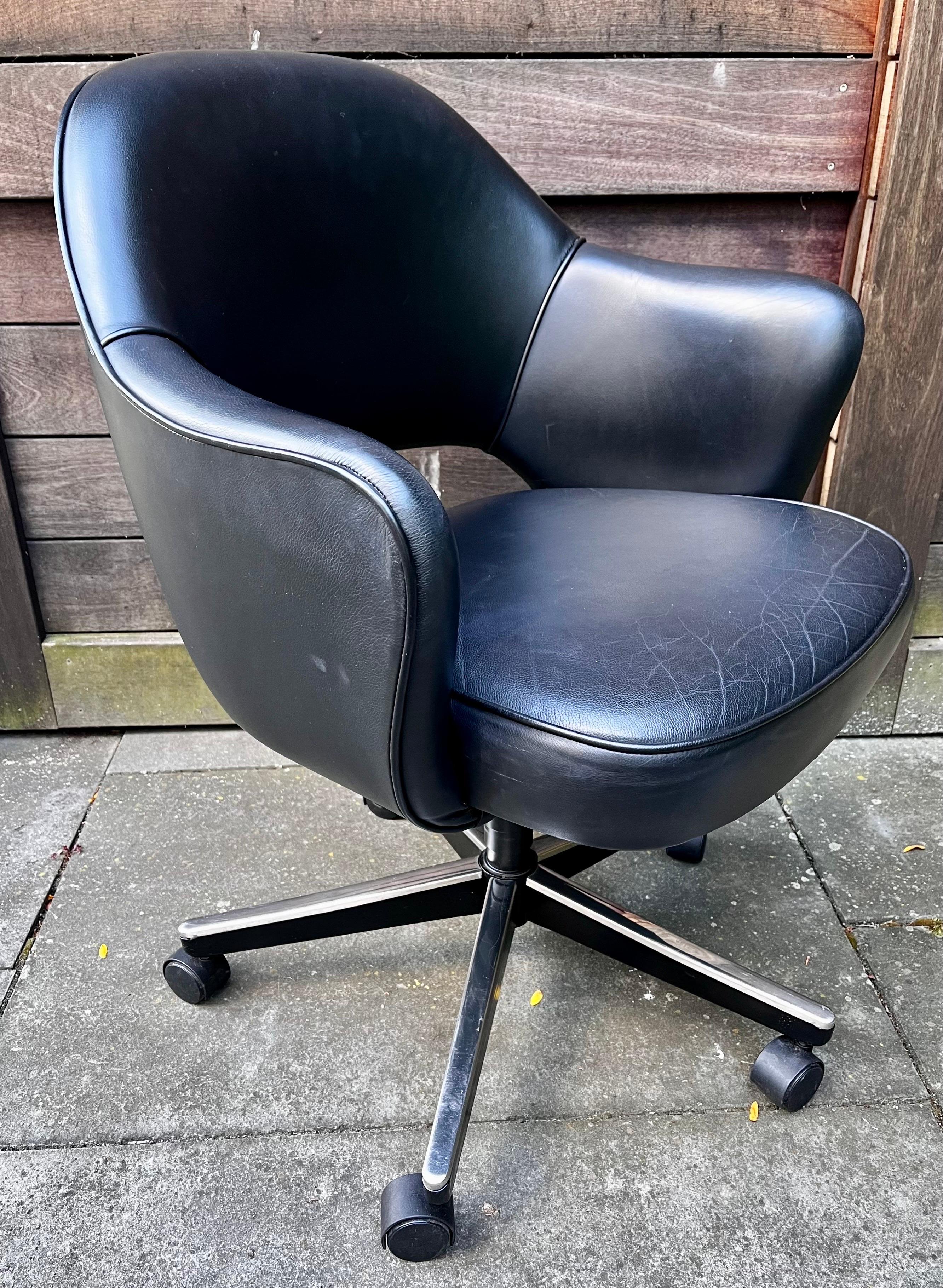 Executive Leather Chair with Swivel & Tilt Base by Eero Saarinen for Knoll For Sale 3