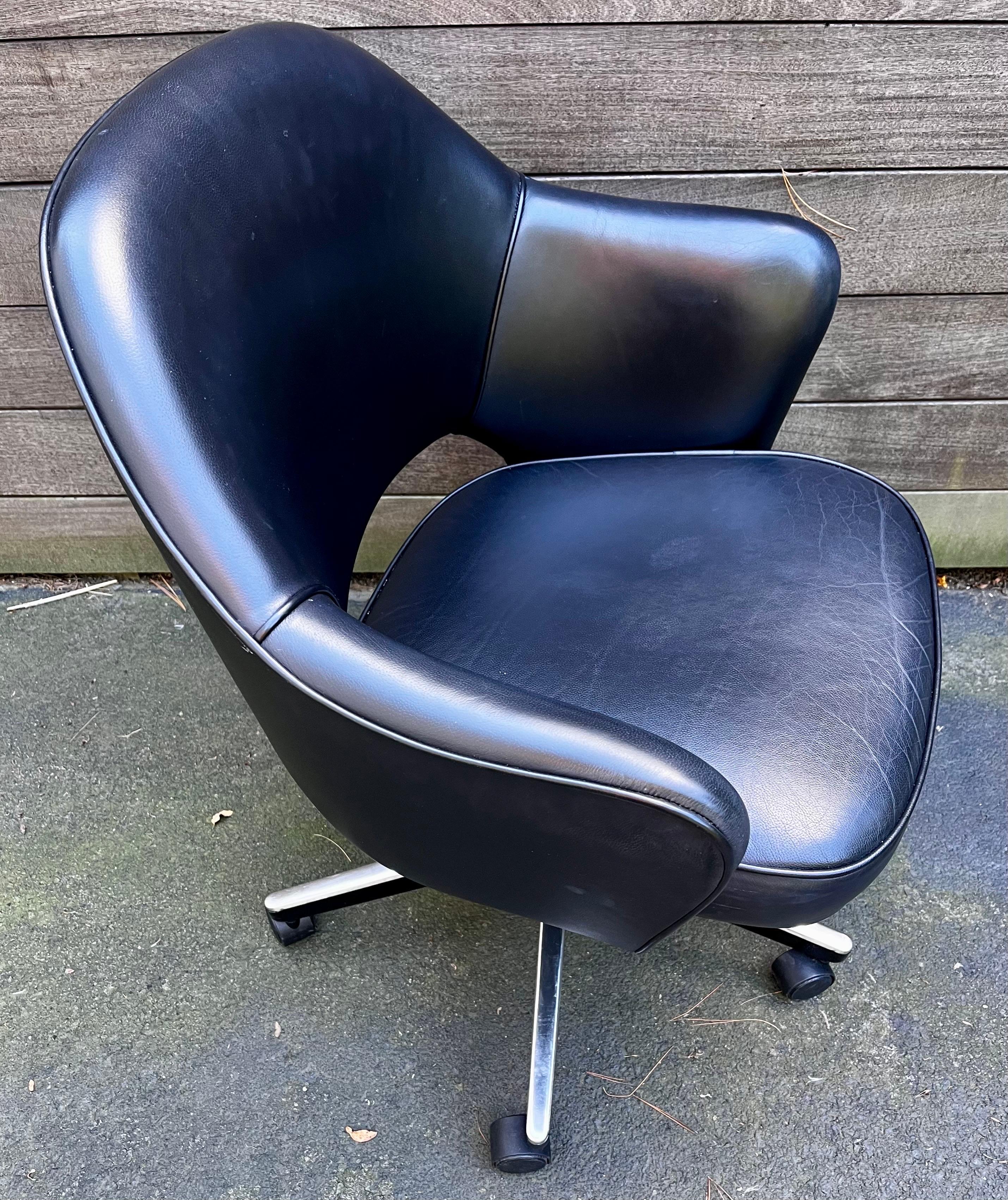 Executive Leather Chair with Swivel & Tilt Base by Eero Saarinen for Knoll For Sale 4